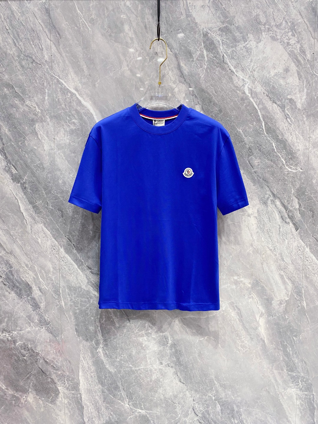 NO:691056,Meng Mouth 2026 summer new style short-sleeved T-shirts for men and women,!  Customized exclusive pure cotton fabric, customized original craft threads, and heavy-duty letter logo craft design on the chest!  Simple and elegant, easy to match and versatile, extremely high-grade, perfectly integrated into fashion and style, it is a top-notch fashionable style that is perfect for outer wear!  The whole thing gives people a natural feeling!  The ultimate classic versatile short-sleeved T-shirt, designed with the latest three-dimensional letter logo graphic elements!  The ultimate heavy work, the ultimate perfection!  Fans who pursue high quality should rush to buy it by themselves, and we sincerely invite all fans who know the goods to appreciate this model together!  !  Size S-2XL Shoulder width 46 for S size, Bust 102 Length 66, Sleeve length 22, Size M Shoulder width 47, Bust 106, Length 67, Sleeve length 23, Size L Shoulder width 48, Bust 110, Length 68, Sleeve length 24, Size  Sleeve length 26, Moncler, T-shirt, tees, t-shirt,19860909蒙口 2026夏装新款男女同款短袖T恤,！定制专属纯棉面料,定制原版工艺螺纹,胸前重工字母logo工艺设计！简约大方,从容百搭,档次极高,完美融入时尚还有风情感一款完美符合外穿的顶尖时髦气质款！整体给人浑然天成的感觉！极致经典的百搭型短袖T恤,采用最新的立体字母logo图案元素设计！极致的重工极致的完美！追求高品质的粉丝们请自行抢购,诚邀所有识货的粉丝一同鉴赏此款！！ 尺码S-2XL S码肩宽46 胸围102 衣长66 袖长22 M码肩宽47 胸围106 衣长67 袖长23 L码肩宽48 胸围110 衣长68 袖长24 XL码肩宽49 胸围114 衣长69 袖长26 2XL码肩宽50 胸围116 衣长70 袖长26,,Moncler,T-shirt,tees，t-shirt,,Men's clothing