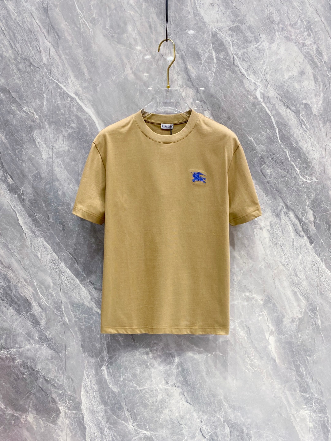 NO:691051,Burberry 2026 new summer short-sleeved T-shirts for men and women,!  Customized exclusive pure cotton fabric, customized original craft threads, and heavy-duty letter logo craft design on the chest!  Simple and elegant, easy to match and versatile, extremely high-grade, perfectly integrated into fashion and style, it is a top-notch fashionable style that is perfect for outer wear!  The whole thing gives people a natural feeling!  The ultimate classic versatile short-sleeved T-shirt, designed with the latest three-dimensional letter logo graphic elements!  The ultimate heavy work, the ultimate perfection!  Fans who pursue high quality should rush to buy it by themselves, and we sincerely invite all fans who know the goods to appreciate this model together!  !  Size S-2XL Shoulder width 46 for S size, Bust 102 Length 66, Sleeve length 22, Size M Shoulder width 47, Bust 106, Length 67, Sleeve length 23, Size L Shoulder width 48, Bust 110, Length 68, Sleeve length 24, Size  Sleeve length 26, burberry, T-shirt, tees, t-shirt,19860909巴宝莉 2026夏装新款男女同款短袖T恤,！定制专属纯棉面料,定制原版工艺螺纹,胸前重工字母logo工艺设计！简约大方,从容百搭,档次极高,完美融入时尚还有风情感一款完美符合外穿的顶尖时髦气质款！整体给人浑然天成的感觉！极致经典的百搭型短袖T恤,采用最新的立体字母logo图案元素设计！极致的重工极致的完美！追求高品质的粉丝们请自行抢购,诚邀所有识货的粉丝一同鉴赏此款！！ 尺码S-2XL S码肩宽46 胸围102 衣长66 袖长22 M码肩宽47 胸围106 衣长67 袖长23 L码肩宽48 胸围110 衣长68 袖长24 XL码肩宽49 胸围114 衣长69 袖长26 2XL码肩宽50 胸围116 衣长70 袖长26,,burberry,T-shirt,tees，t-shirt,,Men's clothing