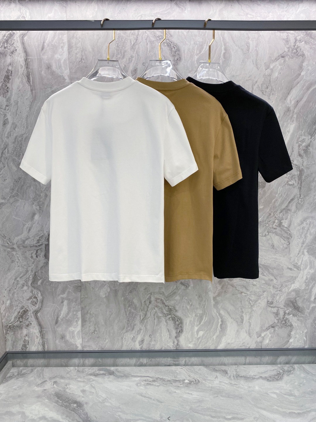 巴宝莉 2026夏装新款男女同款👫短袖T恤，！定制专属纯棉面料，定制原版工艺螺纹，胸前重工字母logo工