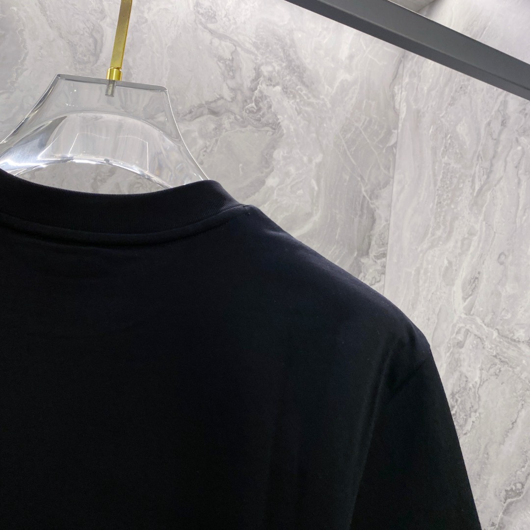 巴宝莉 2026夏装新款男女同款👫短袖T恤，！定制专属纯棉面料，定制原版工艺螺纹，胸前重工字母logo工