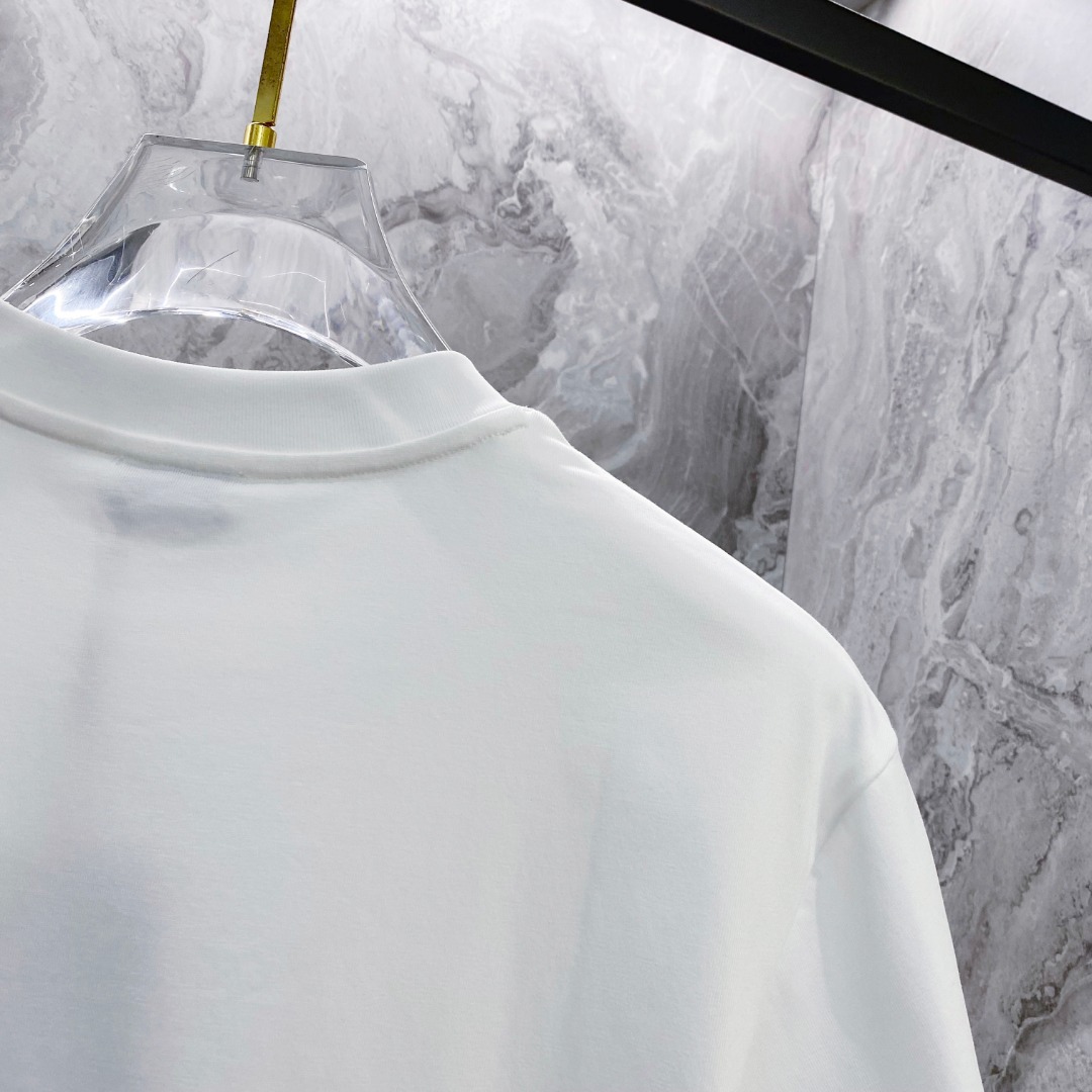 巴宝莉 2026夏装新款男女同款👫短袖T恤，！定制专属纯棉面料，定制原版工艺螺纹，胸前重工字母logo工