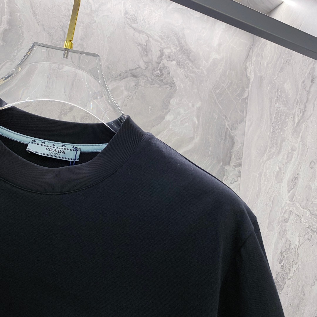 普拉达 2026夏装新款男女同款👫短袖T恤，！定制专属纯棉面料，定制原版工艺螺纹，胸前重工字母logo工