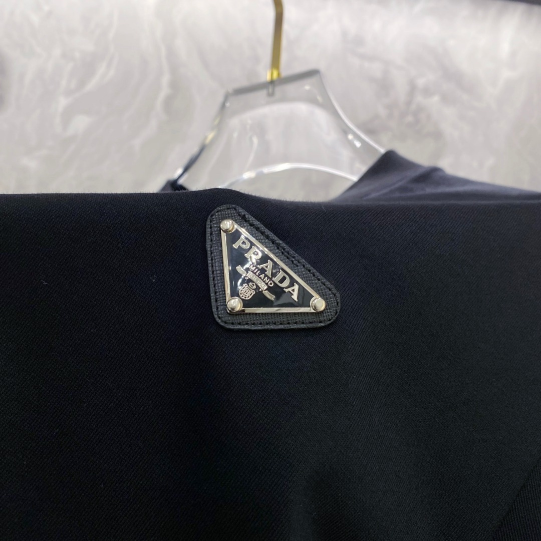 普拉达 2026夏装新款男女同款👫短袖T恤，！定制专属纯棉面料，定制原版工艺螺纹，胸前重工字母logo工