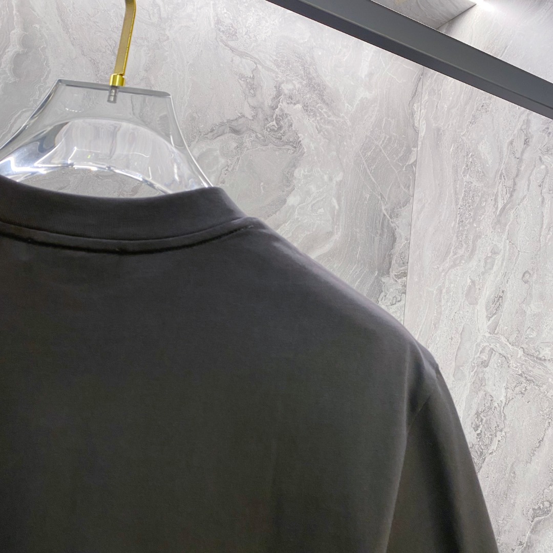 普拉达 2026夏装新款男女同款👫短袖T恤，！定制专属纯棉面料，定制原版工艺螺纹，胸前重工字母logo工