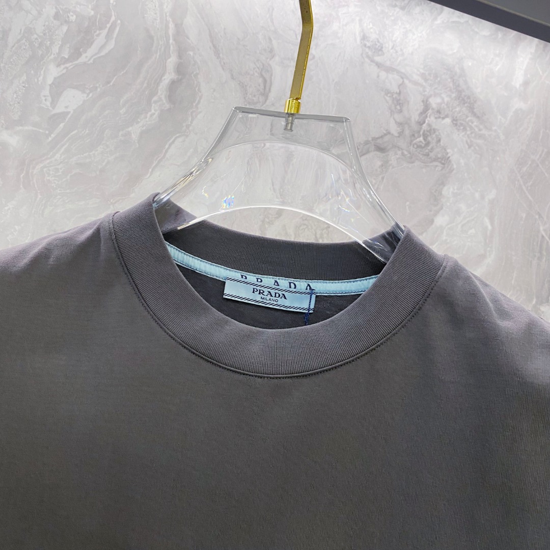 普拉达 2026夏装新款男女同款👫短袖T恤，！定制专属纯棉面料，定制原版工艺螺纹，胸前重工字母logo工