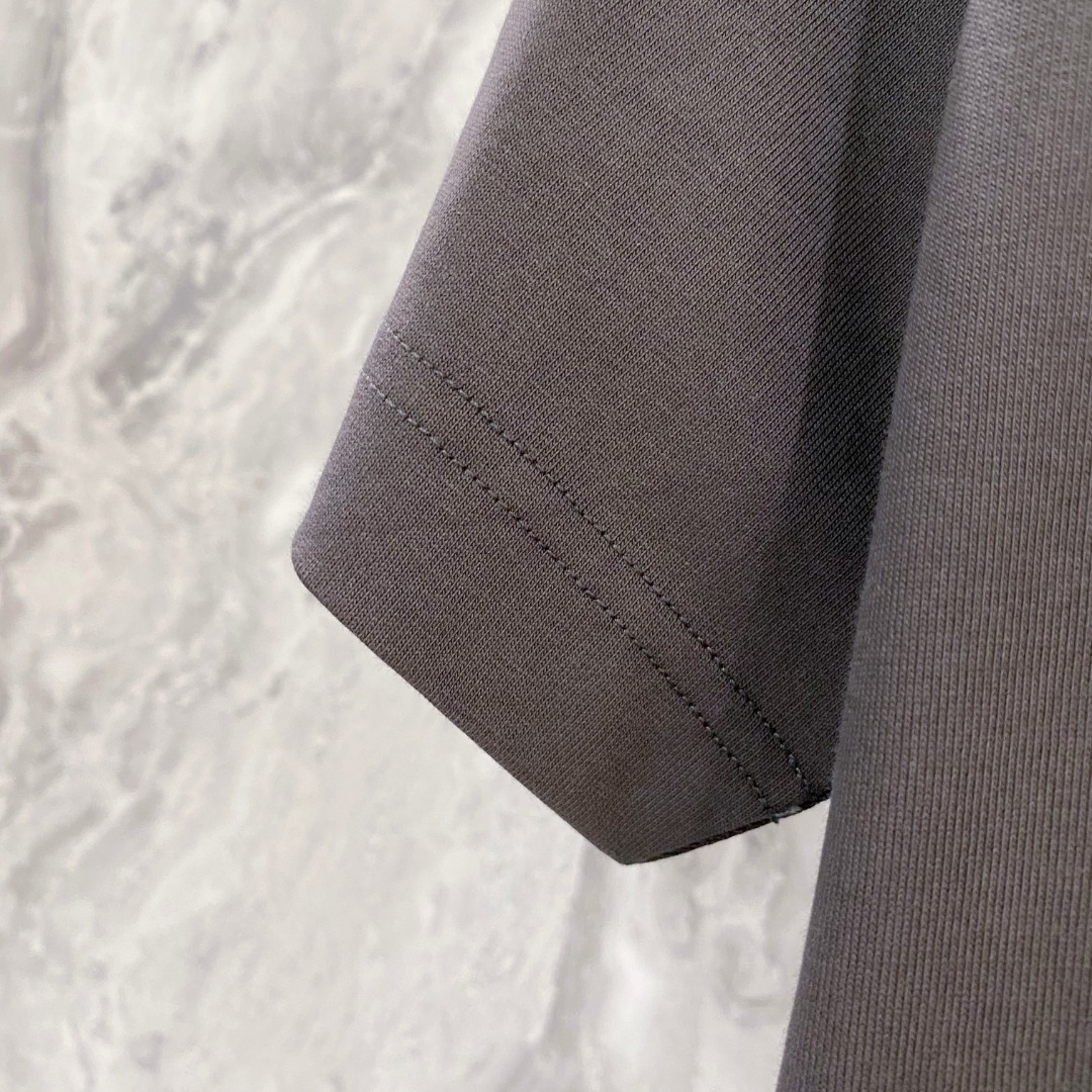 普拉达 2026夏装新款男女同款👫短袖T恤，！定制专属纯棉面料，定制原版工艺螺纹，胸前重工字母logo工