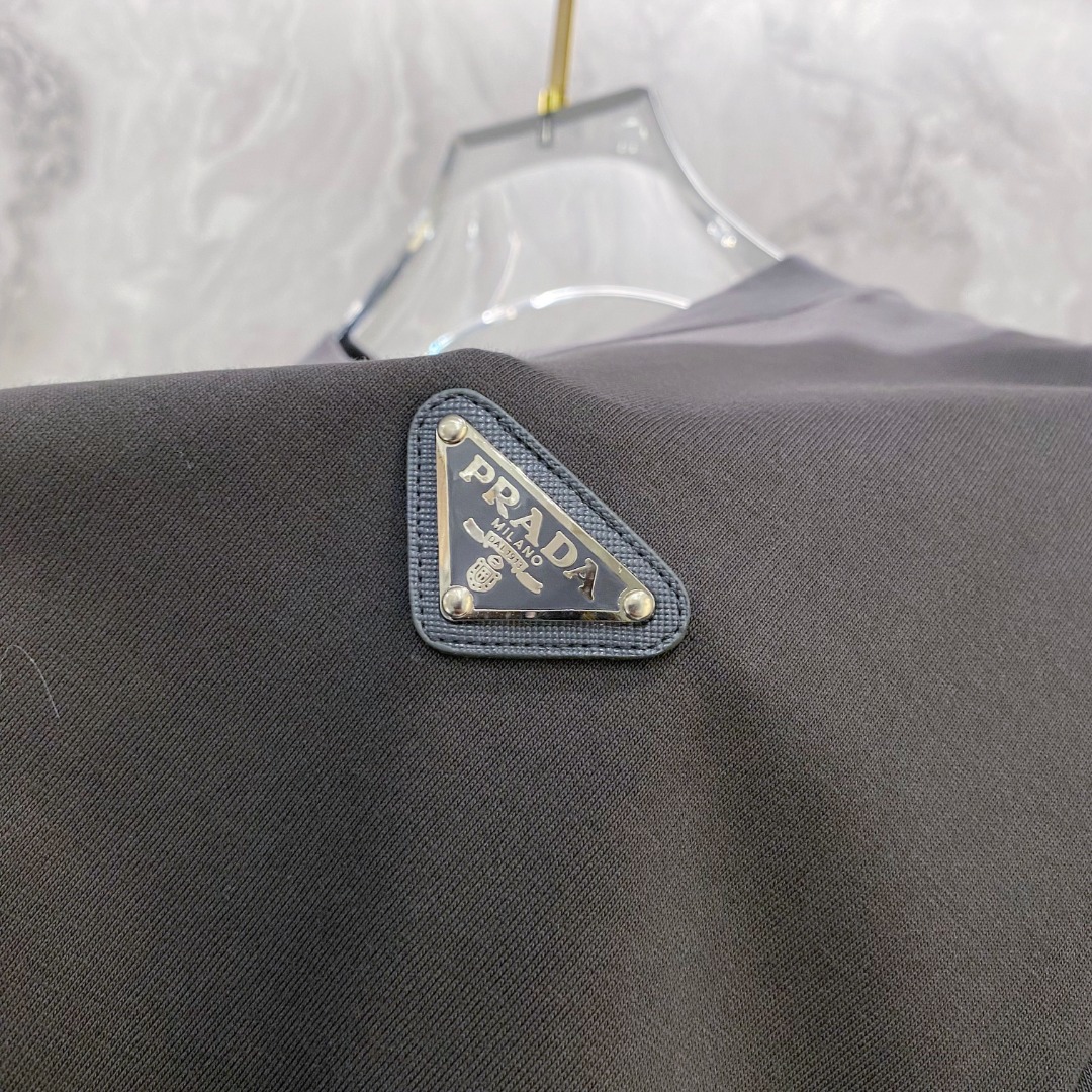 普拉达 2026夏装新款男女同款👫短袖T恤，！定制专属纯棉面料，定制原版工艺螺纹，胸前重工字母logo工