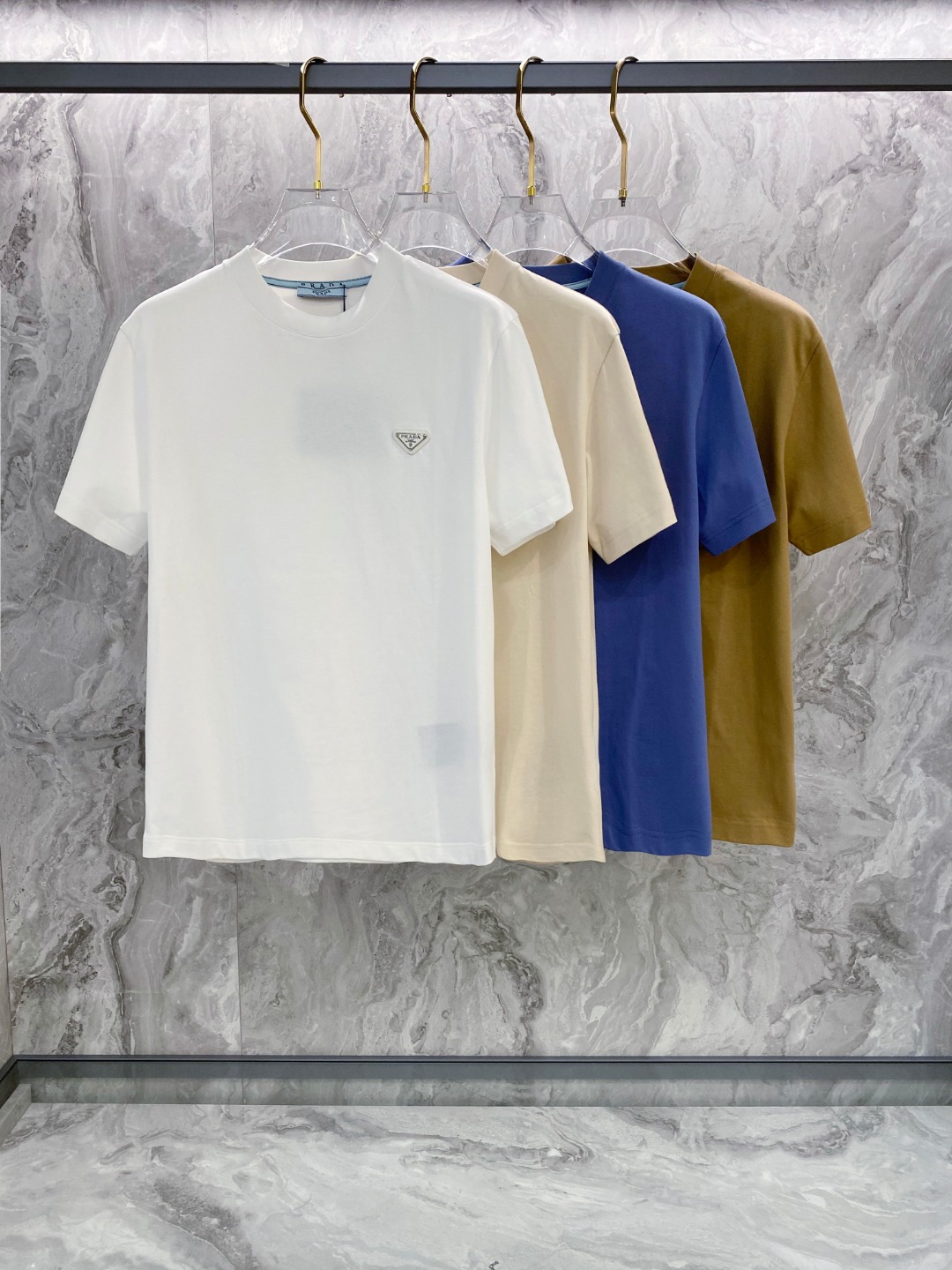 普拉达 2026夏装新款男女同款👫短袖T恤，！定制专属纯棉面料，定制原版工艺螺纹，胸前重工字母logo工