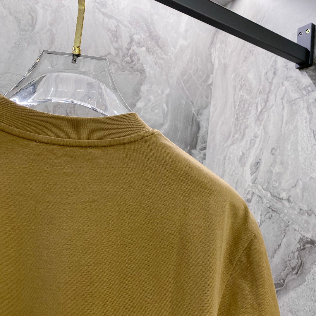 普拉达 2026夏装新款男女同款👫短袖T恤，！定制专属纯棉面料，定制原版工艺螺纹，胸前重工字母logo工