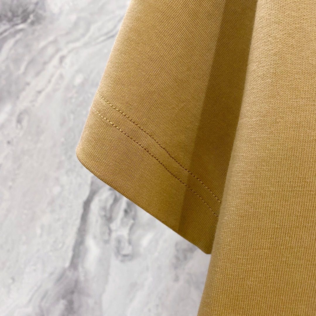 普拉达 2026夏装新款男女同款👫短袖T恤，！定制专属纯棉面料，定制原版工艺螺纹，胸前重工字母logo工