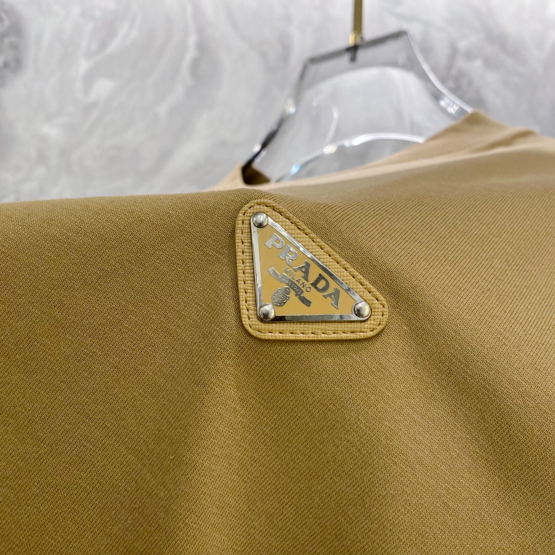 普拉达 2026夏装新款男女同款👫短袖T恤，！定制专属纯棉面料，定制原版工艺螺纹，胸前重工字母logo工