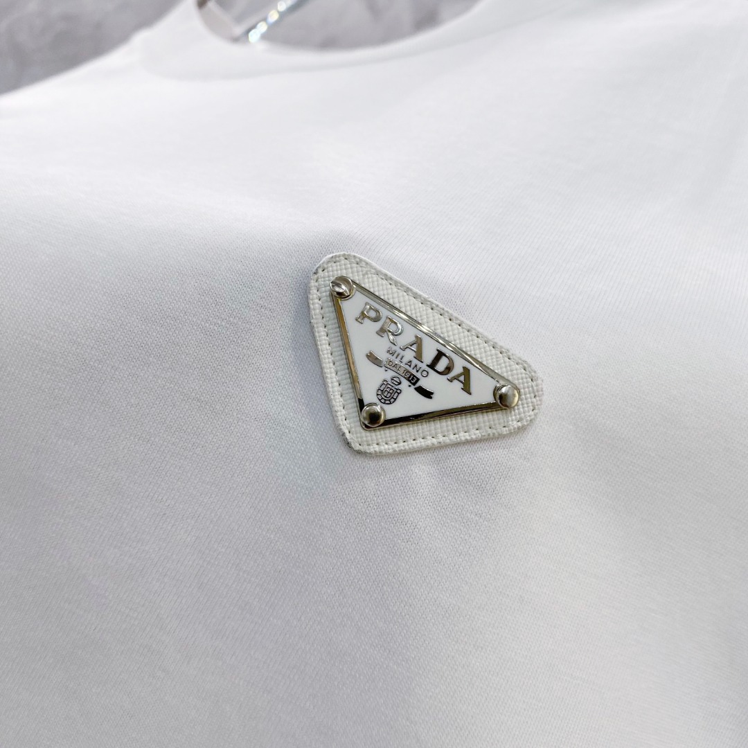 普拉达 2026夏装新款男女同款👫短袖T恤，！定制专属纯棉面料，定制原版工艺螺纹，胸前重工字母logo工
