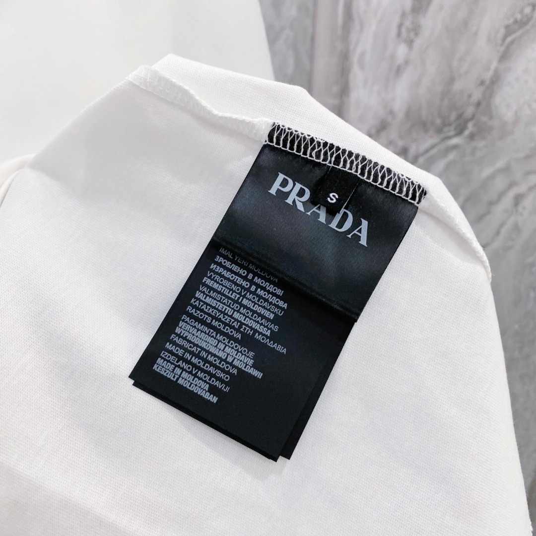 普拉达 2026夏装新款男女同款👫短袖T恤，！定制专属纯棉面料，定制原版工艺螺纹，胸前重工字母logo工