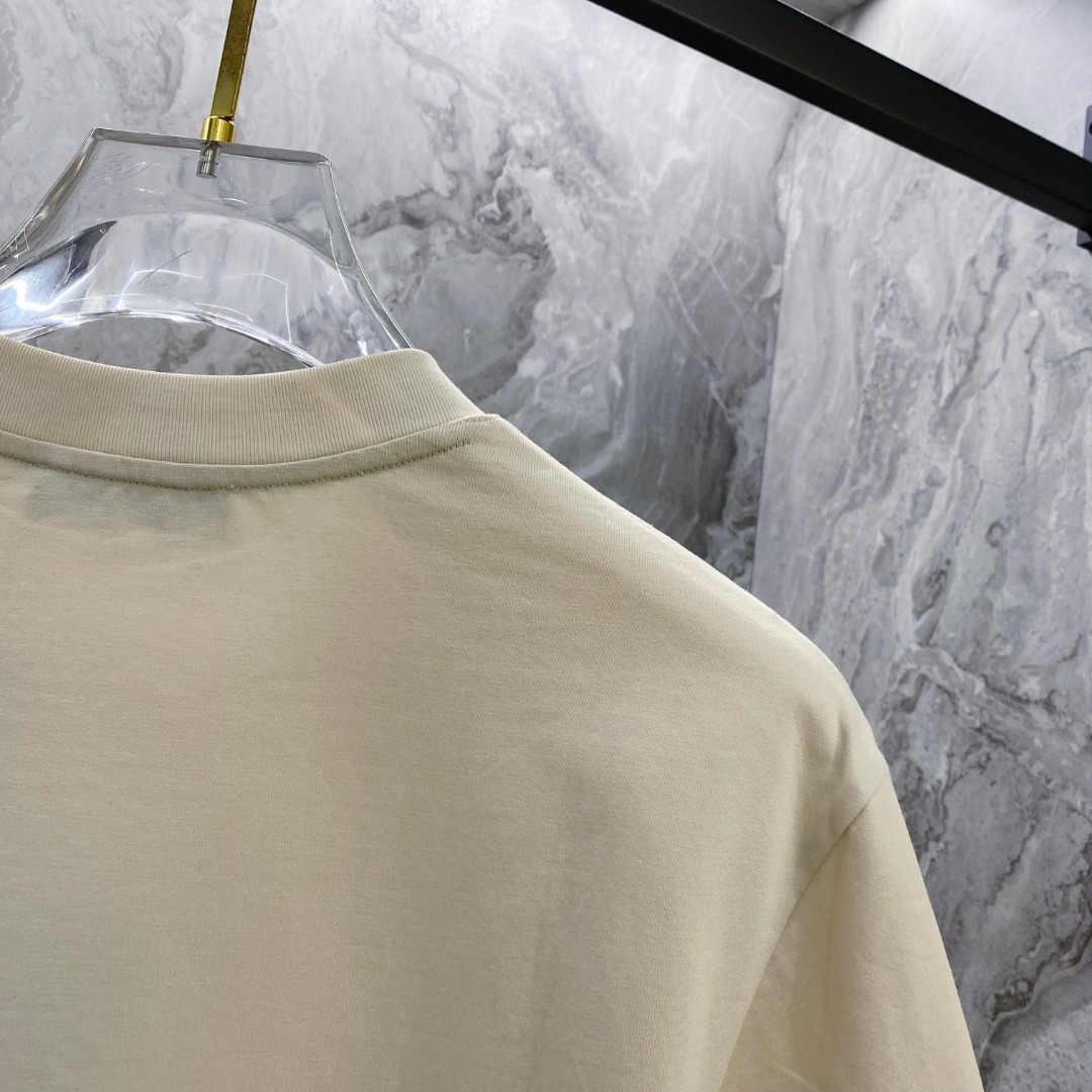 普拉达 2026夏装新款男女同款👫短袖T恤，！定制专属纯棉面料，定制原版工艺螺纹，胸前重工字母logo工