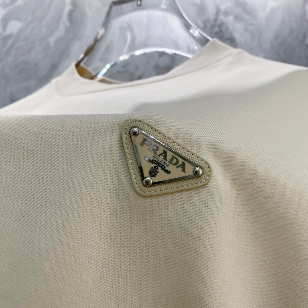 普拉达 2026夏装新款男女同款👫短袖T恤，！定制专属纯棉面料，定制原版工艺螺纹，胸前重工字母logo工