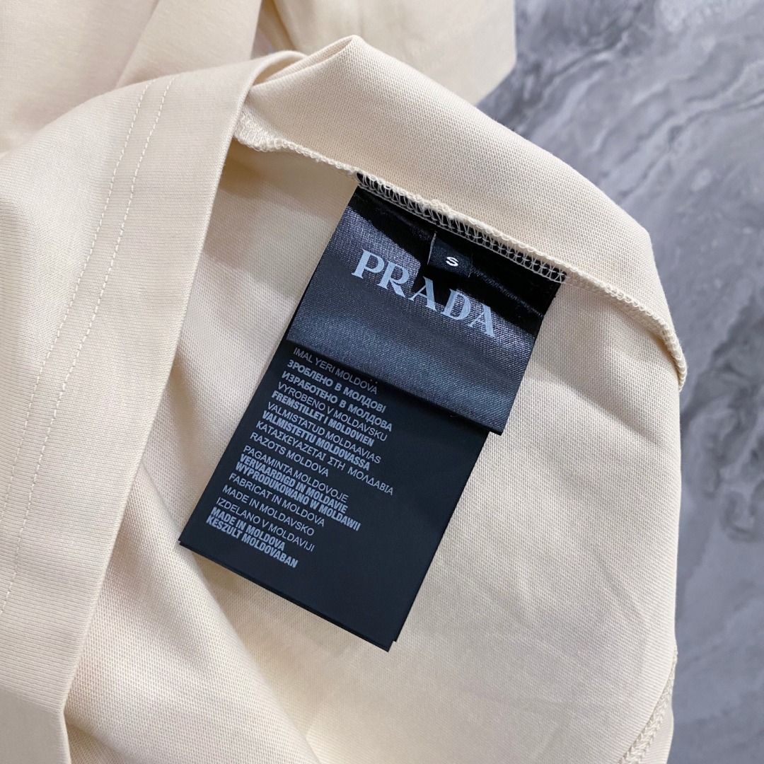 普拉达 2026夏装新款男女同款👫短袖T恤，！定制专属纯棉面料，定制原版工艺螺纹，胸前重工字母logo工