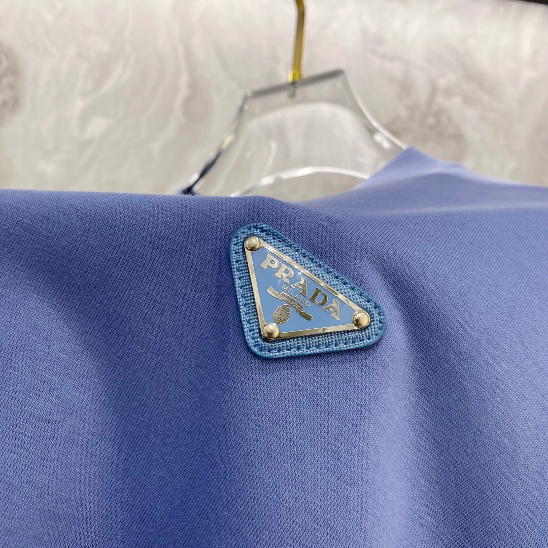 普拉达 2026夏装新款男女同款👫短袖T恤，！定制专属纯棉面料，定制原版工艺螺纹，胸前重工字母logo工