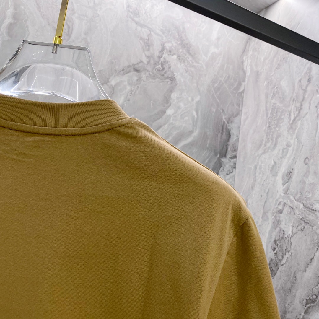 普拉达 2026夏装新款男女同款👫短袖T恤，！定制专属纯棉面料，定制原版工艺螺纹，胸前重工字母logo工