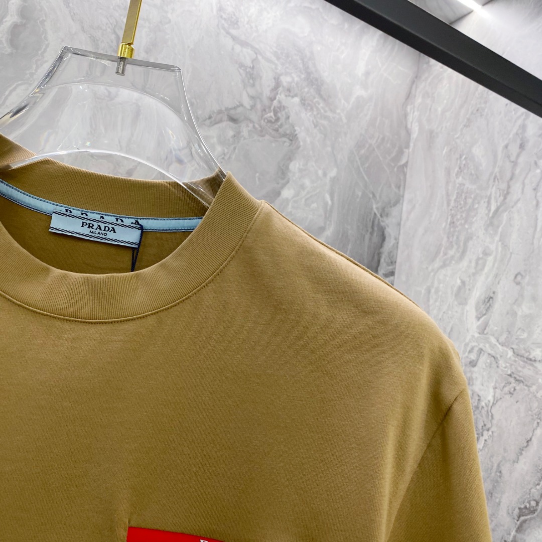 普拉达 2026夏装新款男女同款👫短袖T恤，！定制专属纯棉面料，定制原版工艺螺纹，胸前重工字母logo工