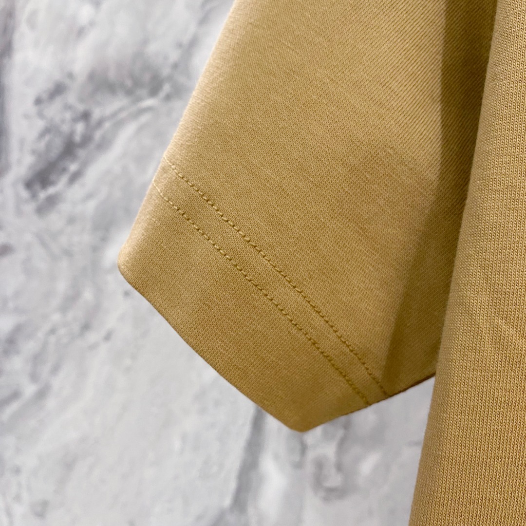 普拉达 2026夏装新款男女同款👫短袖T恤，！定制专属纯棉面料，定制原版工艺螺纹，胸前重工字母logo工