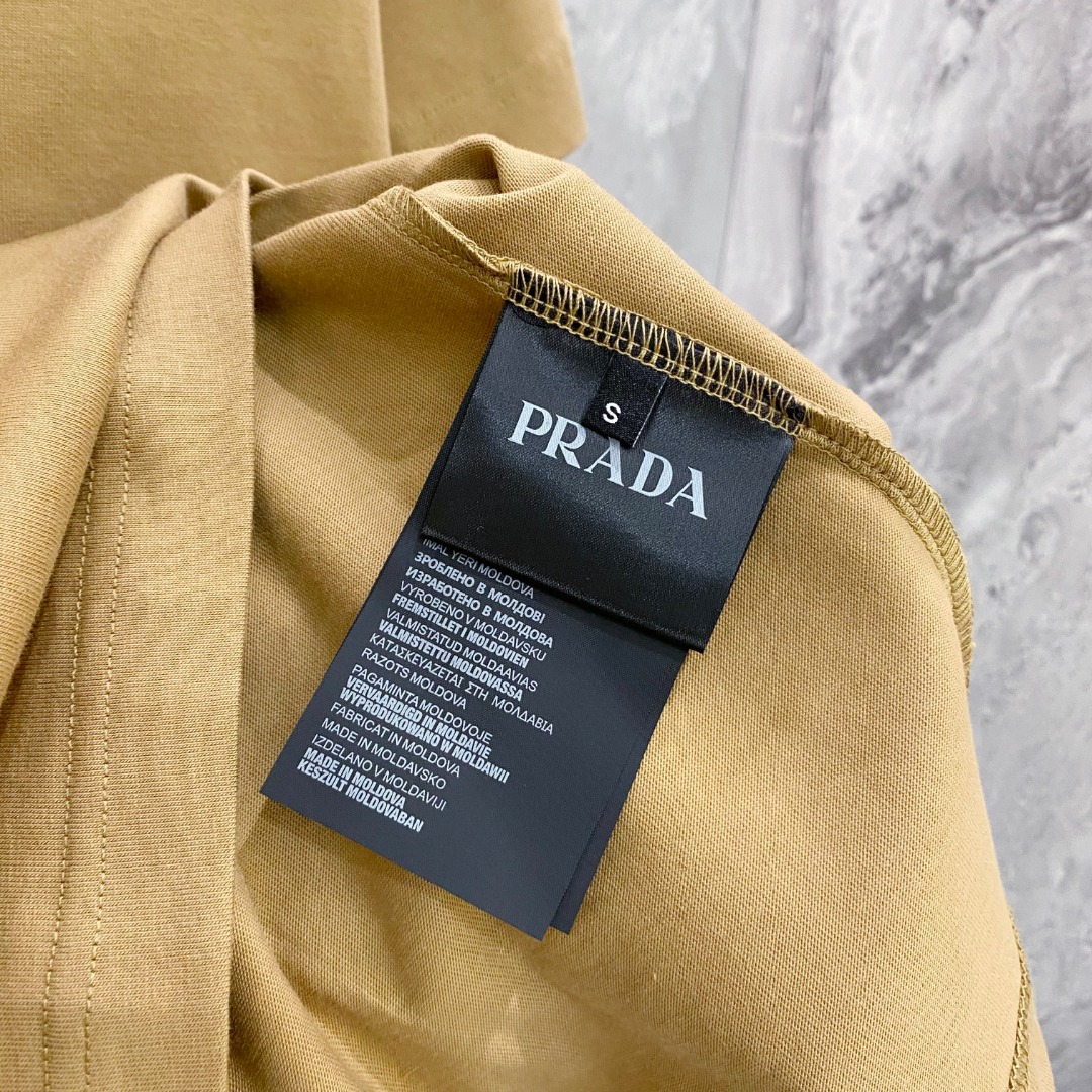 普拉达 2026夏装新款男女同款👫短袖T恤，！定制专属纯棉面料，定制原版工艺螺纹，胸前重工字母logo工
