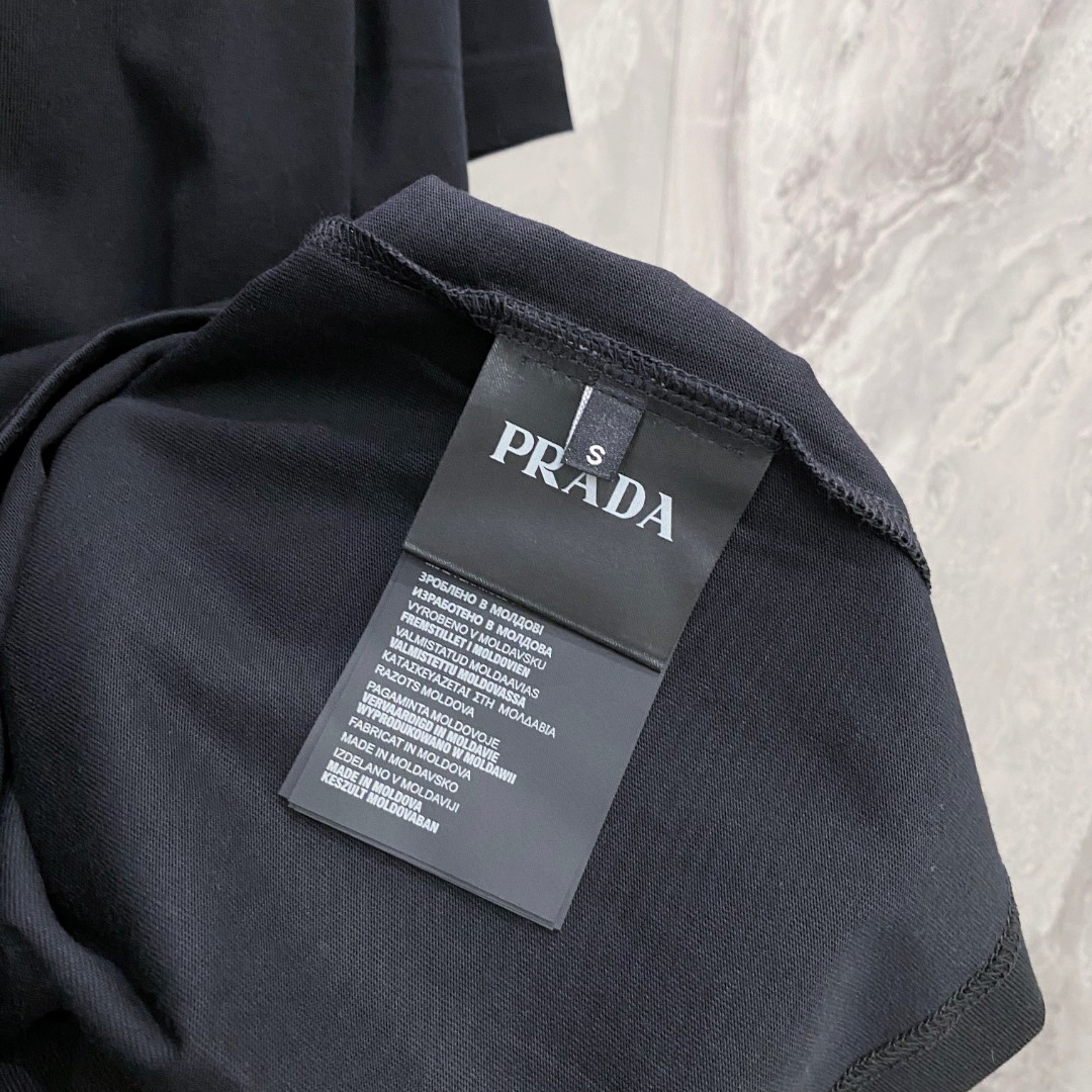 普拉达 2026夏装新款男女同款👫短袖T恤，！定制专属纯棉面料，定制原版工艺螺纹，胸前重工字母logo工