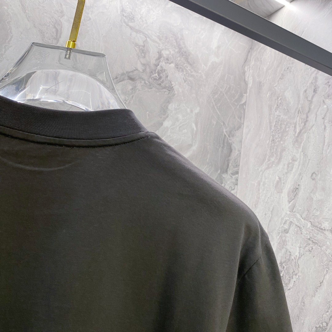 普拉达 2026夏装新款男女同款👫短袖T恤，！定制专属纯棉面料，定制原版工艺螺纹，胸前重工字母logo工