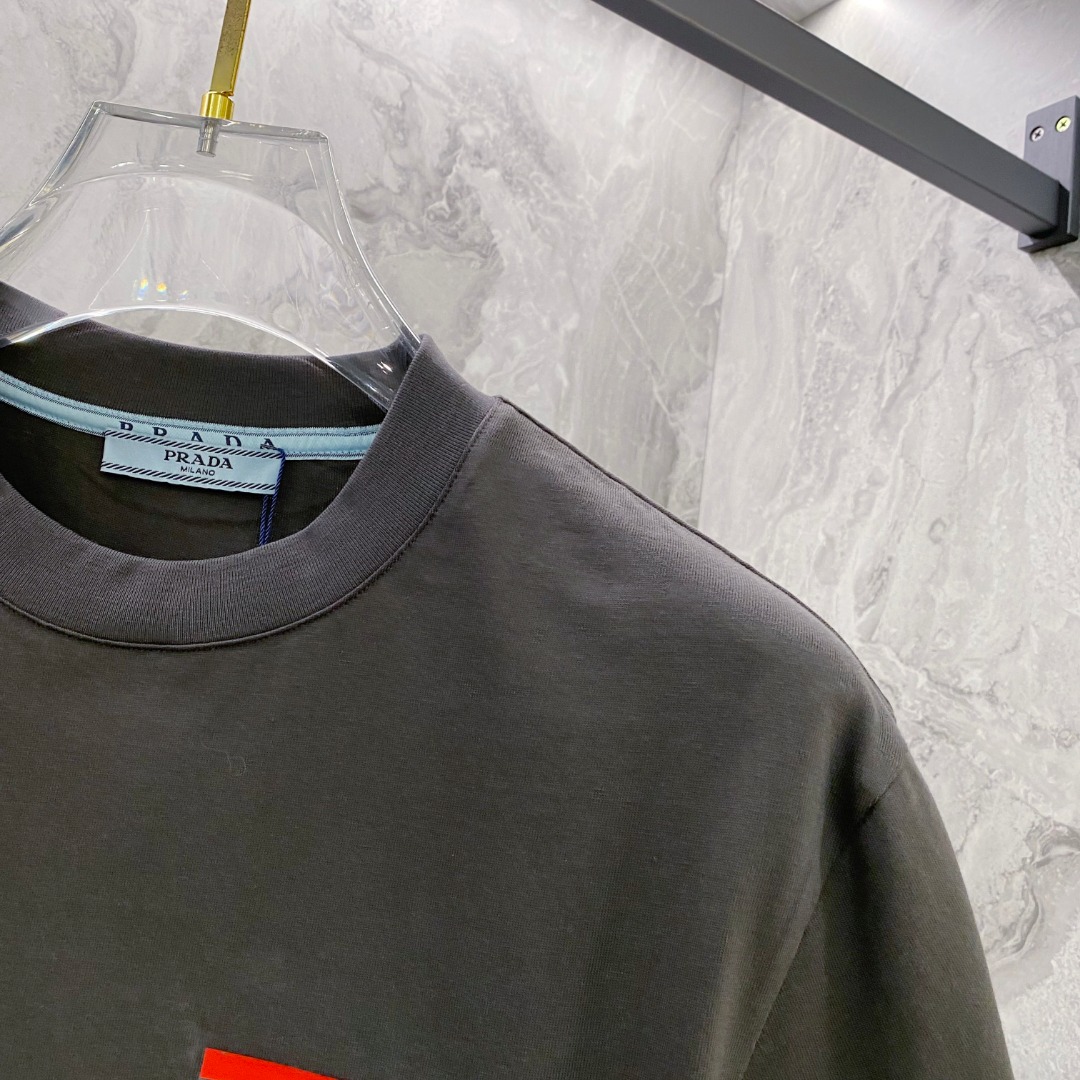 普拉达 2026夏装新款男女同款👫短袖T恤，！定制专属纯棉面料，定制原版工艺螺纹，胸前重工字母logo工