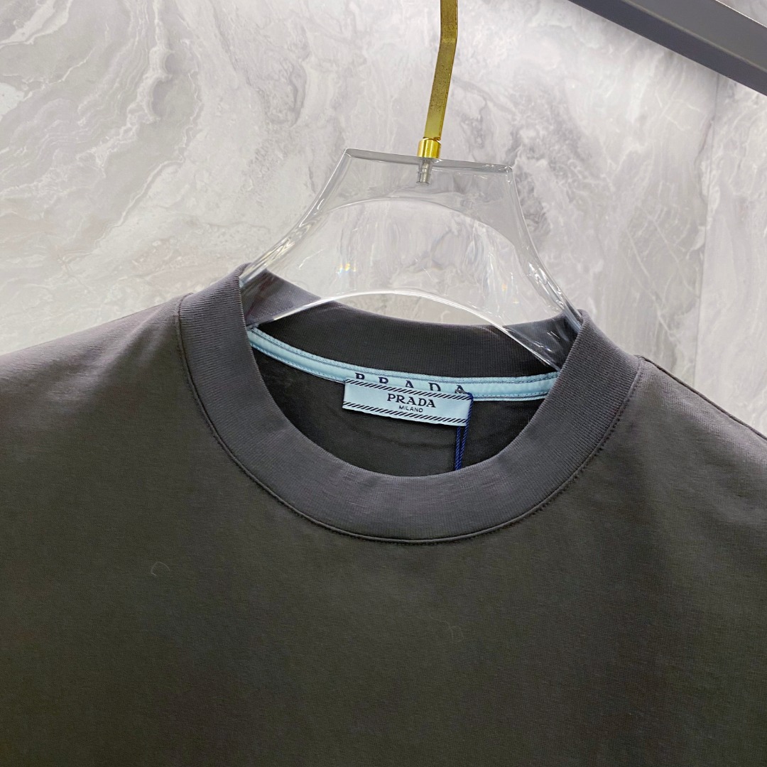 普拉达 2026夏装新款男女同款👫短袖T恤，！定制专属纯棉面料，定制原版工艺螺纹，胸前重工字母logo工