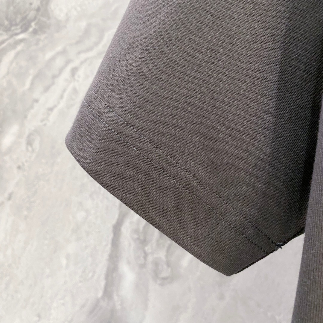 普拉达 2026夏装新款男女同款👫短袖T恤，！定制专属纯棉面料，定制原版工艺螺纹，胸前重工字母logo工