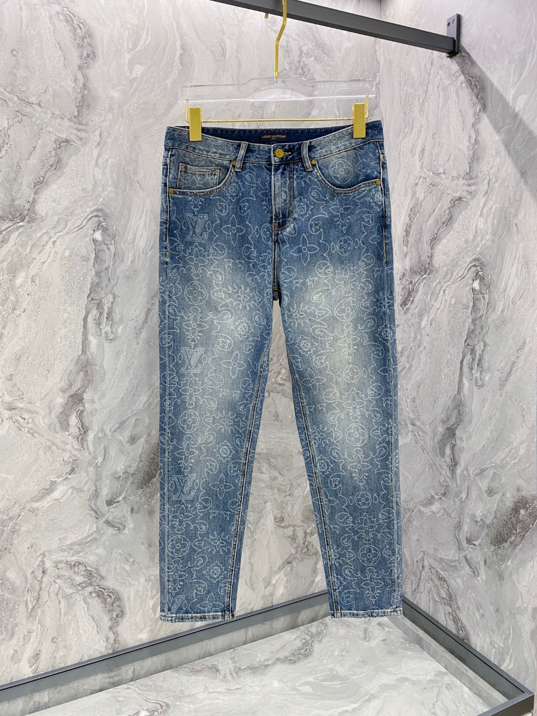 NO:651704,LV 2025 spring and summer new men's casual jeans, top quality!  Channel orders and official website sales simultaneously!  !  Original factory custom-made denim made of pure cotton!  Suitable for various combinations of casual and formal wear ~ perfect for daily commuting!  !  Size 29-38 (not 3537),,louis vuitton,jeans,alexander wang19860909LV 2025春夏新款男士休闲牛仔裤,顶级品质！渠道订单,官网同步出售！！原厂订制牛仔全棉材质！适合休闲/正装各种搭配～日常通勤的极品！！尺码29-38（没3537）,,louis vuitton,jeans,alexander wang,Men's clothing