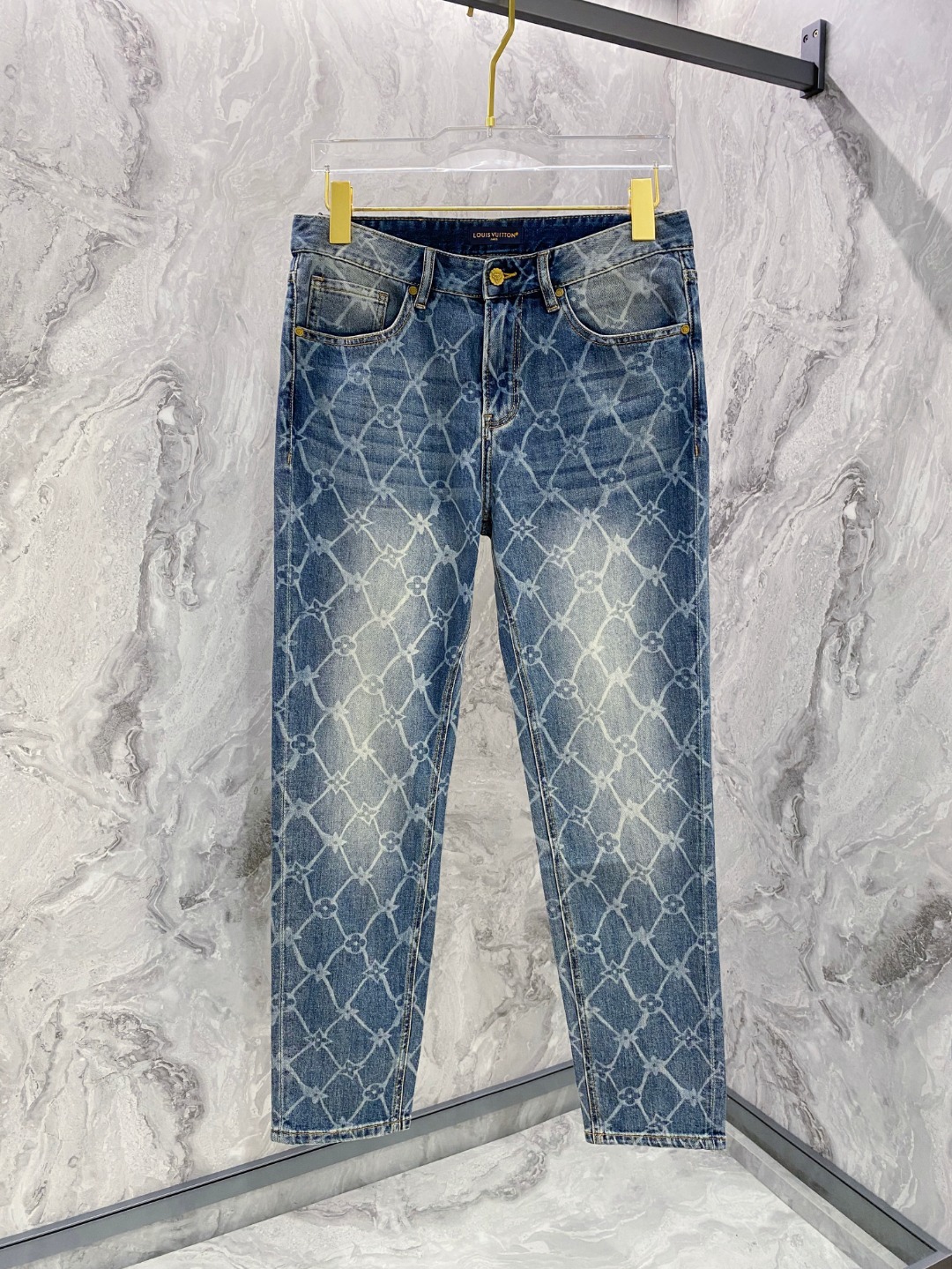 NO:651718,LV 2025 spring and summer new men's casual jeans, top quality!  Channel orders and official website sales simultaneously!  !  Original factory custom-made denim made of pure cotton!  Suitable for various combinations of casual and formal wear ~ perfect for daily commuting!  !  Size 29-38 (not 3537),,louis vuitton,jeans,alexander wang19860909LV 2025春夏新款男士休闲牛仔裤,顶级品质！渠道订单,官网同步出售！！原厂订制牛仔全棉材质！适合休闲/正装各种搭配～日常通勤的极品！！尺码29-38（没3537）,,louis vuitton,jeans,alexander wang,Men's clothing