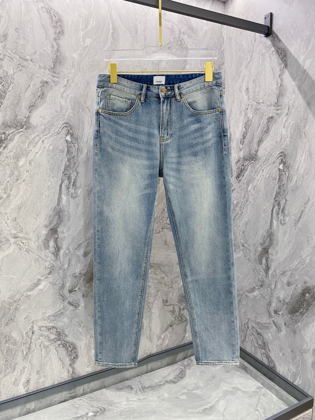 NO:651724,Burberry 2025 spring and summer new men's casual jeans, top quality!  Channel orders and official website sales simultaneously!  !  Original factory custom-made denim made of pure cotton!  Suitable for various combinations of casual and formal wear ~ perfect for daily commuting!  !  Size 29-38 (not 3537),,burberry,jeans,alexander wang19860909巴宝莉 2025春夏新款男士休闲牛仔裤,顶级品质！渠道订单,官网同步出售！！原厂订制牛仔全棉材质！适合休闲/正装各种搭配～日常通勤的极品！！尺码29-38（没3537）,,burberry,jeans,alexander wang,Men's clothing