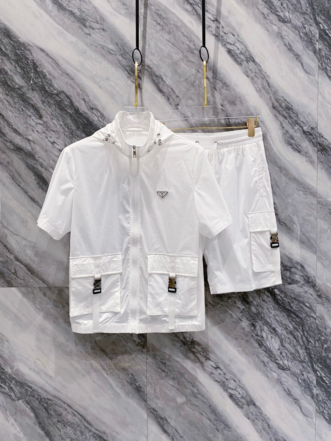 NO:160595,PRADA** 2025 Spring and Summer Men's Logo Re-nylon Bermuda Shorts Set, Wonderful Large Pocket, Original Customized High-density Nylon, Thinner and Soft, Smooth Slim, Elastic Lace, Built-in Grid Inner for Shorts, Zipper Removable Hat, Fine Handmade, Every production process requires great care to make the whole garment perfectly present. The three standards are complete. G19 perfectly produced!  Size M-3XL, prada, shorts, hats, alexander wang19860909PRADA** 2025春夏男士徽标饰re-nylon百慕大短裤套装,精彩亮点的大口袋,原版定制高密度尼龙,更加轻薄柔软,手感爽滑,松紧系带,短裤内置网格内里,拉链拆卸式帽子,精细手工,每一个生产流程都得非常用心,才能让整件成衣完美呈现.三标齐全.g19完美出品！尺码M-3XL,,prada,shorts,hats,alexander wang,Men's clothing