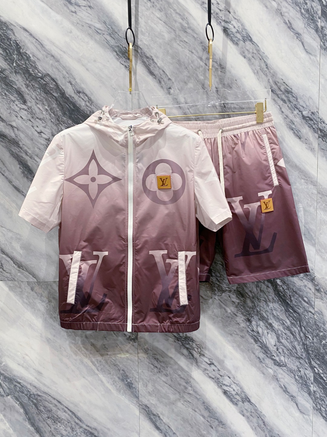 NO:160583,Lv** 2025 spring and summer sports show luxury and trends. Gradient tones are matched with iconic Monogram patterns, and classic elements are rejuvenated and visually impactful. The hooded short sleeves and tops are eye-catching and exquisite, demonstrating the brand identity. The fabric is light and breathable, and has excellent texture. Whether it is a fashion show or a casual trip, you can easily control it!  Code number M-3XL, louis vuitton, T-shirt,hats,alexander wang19860909Lv** 2025春夏运动,尽显奢华与潮流.渐变色调搭配标志性Monogram图案,经典元素焕新演绎,视觉冲击十足.连帽短袖与上,标识醒目又精致,彰显品牌身份.面料轻盈透气,质感卓越.无论是时尚秀场还是休闲出行,都能轻松驾驭！码数M-3XL,,louis vuitton,T-shirt,hats,alexander wang,Men's clothing