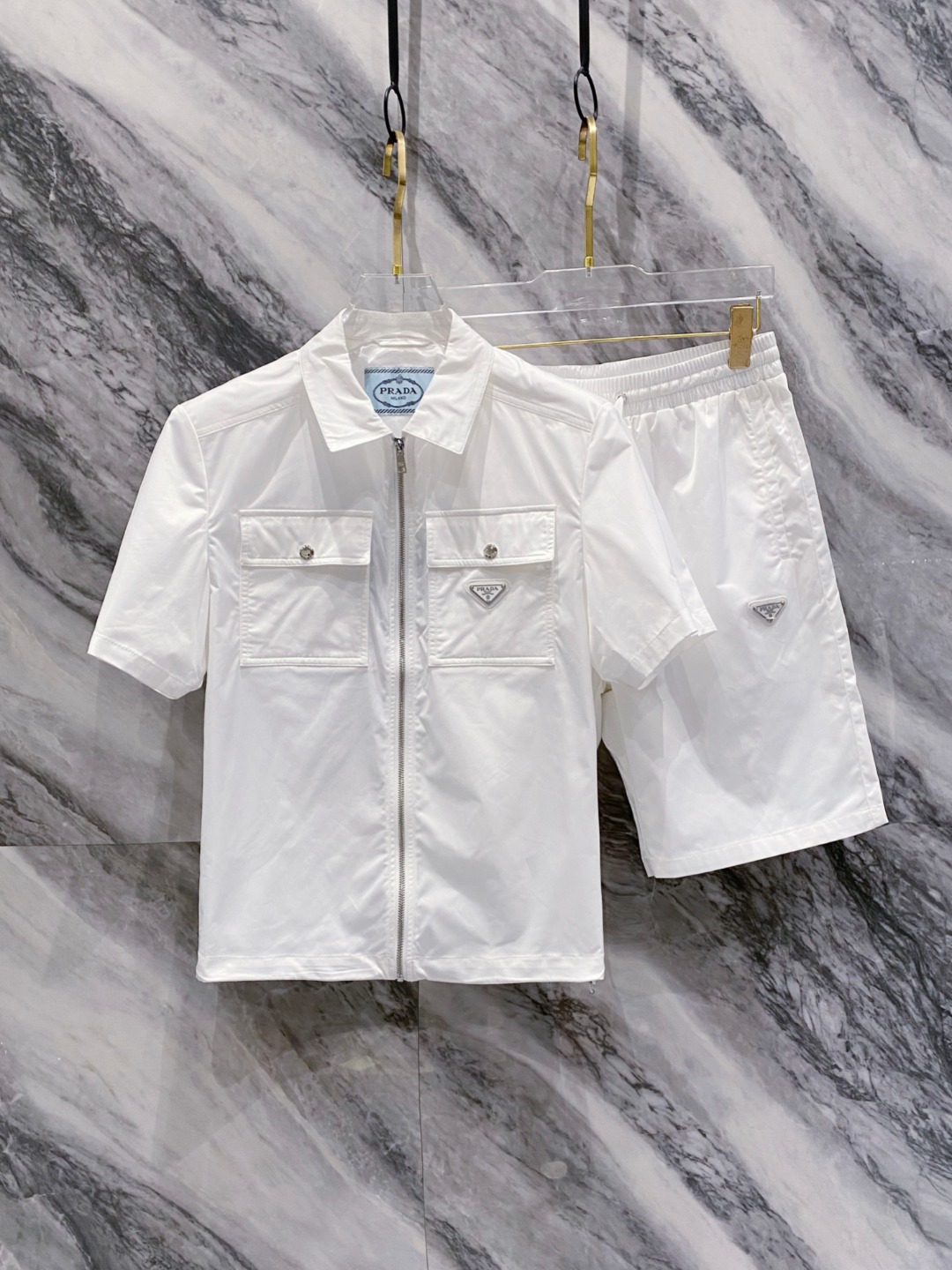 NO:160581,PRADA** 2025 Spring and Summer Men's Logo Re-nylon Bermuda Shorts Set, Wonderful Large Pocket, Original Customized High-density Nylon, Thinner and Soft, Smooth Slim, Elastic Lace, Built-in Grid Inner for Shorts, Zipper Removable Hat, Fine Handmade, Every production process requires great care to make the whole garment perfectly present. The three standards are complete. G19 perfectly produced!  Size M-3XL, prada, shorts, hats, alexander wang19860909PRADA** 2025春夏男士徽标饰re-nylon百慕大短裤套装,精彩亮点的大口袋,原版定制高密度尼龙,更加轻薄柔软,手感爽滑,松紧系带,短裤内置网格内里,拉链拆卸式帽子,精细手工,每一个生产流程都得非常用心,才能让整件成衣完美呈现.三标齐全.g19完美出品！尺码M-3XL,,prada,shorts,hats,alexander wang,Men's clothing