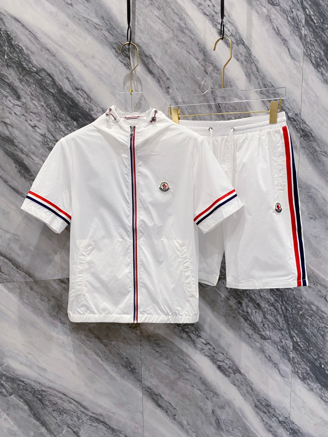 NO:160579,Mo** 2025 spring and summer casual sports suit shows a simple and fashionable style. The hooded short sleeves are paired with the same color, and the overall design is casual and versatile. The red, white and blue striped decoration on the zipper and cuffs add details and highlights, which is fashionable and age-reducing. The brand logo is exquisitely embellished, demonstrating quality. The fabric is soft and comfortable, breathable and quick-drying, and can be easily controlled for sports and fitness or daily travel. It is a must-have fashion item for trendy men, creating a unique trendy outfit with a high-end and atmospheric style.19860909Mo** 2025春夏休闲运动套装,尽显简约时尚风范.连帽短袖搭配同色系,整体设计休闲百搭.拉链与袖口处的红白蓝条纹装饰,增添细节亮点,洋气又减龄.品牌标识精致点缀,彰显品质.面料柔软舒适、透气速干,无论是运动健身还是日常出行都能轻松驾驭,是潮男必备的时尚单品,以高档大气的格调,打造独特潮流穿搭.码数M-3XL,,T-shirt,hats,alexander wang,Men's clothing