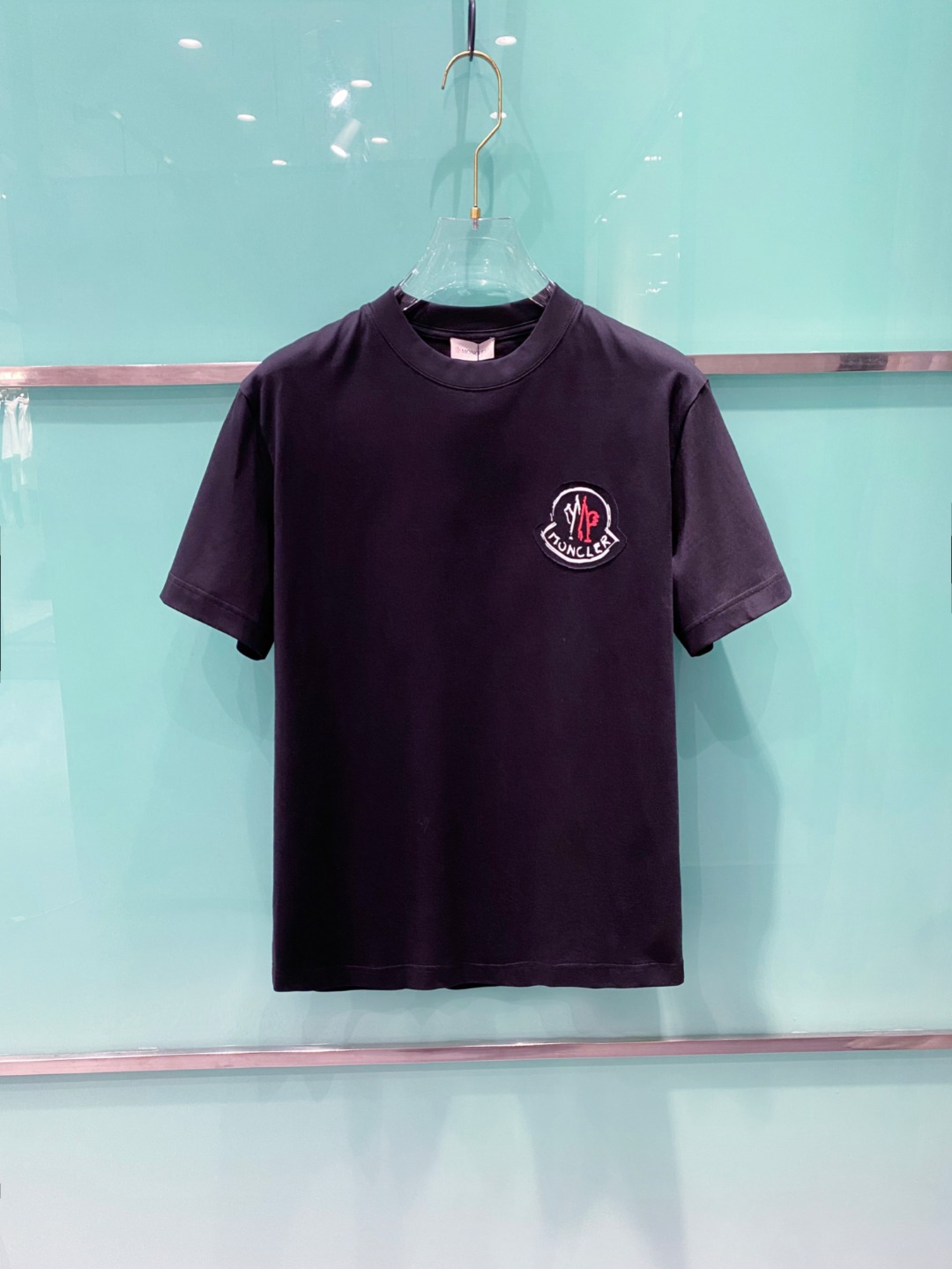 NO:486979,The 2025 summer clothes new short-sleeved T-shirt for men and women,!  Customized exclusive pure cotton fabric, customized original craft threads, and chest heavy-work letter logo craft design!  Simple and generous, calm and versatile, extremely high-end, perfectly integrated with fashion and style, a top fashionable style that perfectly suits the outside wear!  The overall feeling is natural!  The ultimate classic versatile short-sleeved T-shirt is designed with the latest three-dimensional letter logo pattern elements!  The ultimate perfection of heavy industry!  Fans who pursue high quality are please buy them by themselves, and all fans who know the goods are invited to appreciate this model together!  !  Size S-2XL S S S Shoulder Width 46 Bust 102 Clothes 66 Sleeve length 22 M Sleeve width 47 Bust 106 Clothes 67 Sleeve length 23 L Sleeve width 48 Bust 110 Clothes 68 Sleeve length 24 XL Sleeve width 49 Bust 114 Clothes 69 Sleeve length 25 2XL Sleeve width 50 Bust 116 Clothes 70 Sleeve length 26, Moncler, T-shirt,tees, t-shirt,alexander wang19860909蒙口 2025夏装新款男女同款短袖T恤,！定制专属纯棉面料,定制原版工艺螺纹,胸前重工字母logo工艺设计！简约大方,从容百搭,档次极高,完美融入时尚还有风情感一款完美符合外穿的顶尖时髦气质款！整体给人浑然天成的感觉！极致经典的百搭型短袖T恤,采用最新的立体字母logo图案元素设计！极致的重工极致的完美！追求高品质的粉丝们请自行抢购,诚邀所有识货的粉丝一同鉴赏此款！！ 尺码S-2XL S码肩宽46 胸围102 衣长66 袖长22 M码肩宽47 胸围106 衣长67 袖长23 L码肩宽48 胸围110 衣长68 袖长24 XL码肩宽49 胸围114 衣长69 袖长25 2XL码肩宽50 胸围116 衣长70 袖长26,,Moncler,T-shirt,tees，t-shirt,alexander wang,Men's clothing