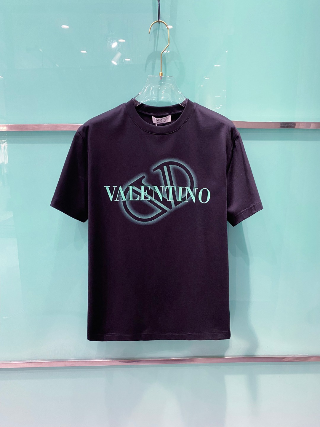 NO:486986,Valentino 2025 summer clothing new short-sleeved T-shirt for men and women,!  Customized exclusive pure cotton fabric, customized original craft threads, and chest heavy-work letter logo craft design!  Simple and generous, calm and versatile, extremely high-end, perfectly integrated with fashion and style, a top fashionable style that perfectly suits the outside wear!  The overall feeling is natural!  The ultimate classic versatile short-sleeved T-shirt is designed with the latest three-dimensional letter logo pattern elements!  The ultimate perfection of heavy industry!  Fans who pursue high quality are please buy them by themselves, and all fans who know the goods are invited to appreciate this model together!  !  Size S-2XL S S S Shoulder Width 46 Bust 102 Clothes 66 Sleeve length 22 M Sleeve width 47 Bust 106 Clothes 67 Sleeve length 23 L Sleeve width 48 Bust 110 Clothes 68 Sleeve length 24 XL Sleeve width 49 Bust 114 Clothes 69 Sleeve length 25 2XL Sleeve width 50 Bust 116 Clothes 70 Sleeve length 26, valentino, T-shirt,tees, t-shirt,alexander wang19860909华伦天奴 2025夏装新款男女同款短袖T恤,！定制专属纯棉面料,定制原版工艺螺纹,胸前重工字母logo工艺设计！简约大方,从容百搭,档次极高,完美融入时尚还有风情感一款完美符合外穿的顶尖时髦气质款！整体给人浑然天成的感觉！极致经典的百搭型短袖T恤,采用最新的立体字母logo图案元素设计！极致的重工极致的完美！追求高品质的粉丝们请自行抢购,诚邀所有识货的粉丝一同鉴赏此款！！ 尺码S-2XL S码肩宽46 胸围102 衣长66 袖长22 M码肩宽47 胸围106 衣长67 袖长23 L码肩宽48 胸围110 衣长68 袖长24 XL码肩宽49 胸围114 衣长69 袖长25 2XL码肩宽50 胸围116 衣长70 袖长26,,valentino,T-shirt,tees，t-shirt,alexander wang,Men's clothing