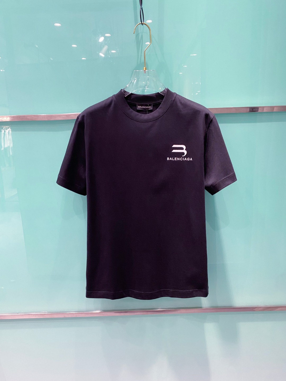 NO:486994,Balenciaga 2025 summer clothing new short-sleeved T-shirt for men and women,!  Customized exclusive pure cotton fabric, customized original craft threads, and chest heavy-work letter logo craft design!  Simple and generous, calm and versatile, extremely high-end, perfectly integrated with fashion and style, a top fashionable style that perfectly suits the outside wear!  The overall feeling is natural!  The ultimate classic versatile short-sleeved T-shirt is designed with the latest three-dimensional letter logo pattern elements!  The ultimate perfection of heavy industry!  Fans who pursue high quality are please buy them by themselves, and all fans who know the goods are invited to appreciate this model together!  !  Size S-2XL S S S Shoulder Width 46 Bust 102 Clothes 66 Sleeve length 22 M Sleeve width 47 Bust 106 Clothes 67 Sleeve length 23 L Sleeve width 48 Bust 110 Clothes 68 Sleeve length 24 XL Sleeve width 49 Bust 114 Clothes 69 Sleeve length 25 2XL Sleeve width 50 Bust 116 Clothes 70 Sleeve length 26,,balenciaga,T-shirt,tees,t-shirt,alexander wang19860909巴黎世家 2025夏装新款男女同款短袖T恤,！定制专属纯棉面料,定制原版工艺螺纹,胸前重工字母logo工艺设计！简约大方,从容百搭,档次极高,完美融入时尚还有风情感一款完美符合外穿的顶尖时髦气质款！整体给人浑然天成的感觉！极致经典的百搭型短袖T恤,采用最新的立体字母logo图案元素设计！极致的重工极致的完美！追求高品质的粉丝们请自行抢购,诚邀所有识货的粉丝一同鉴赏此款！！ 尺码S-2XL S码肩宽46 胸围102 衣长66 袖长22 M码肩宽47 胸围106 衣长67 袖长23 L码肩宽48 胸围110 衣长68 袖长24 XL码肩宽49 胸围114 衣长69 袖长25 2XL码肩宽50 胸围116 衣长70 袖长26,,balenciaga,T-shirt,tees，t-shirt,alexander wang,Men's clothing