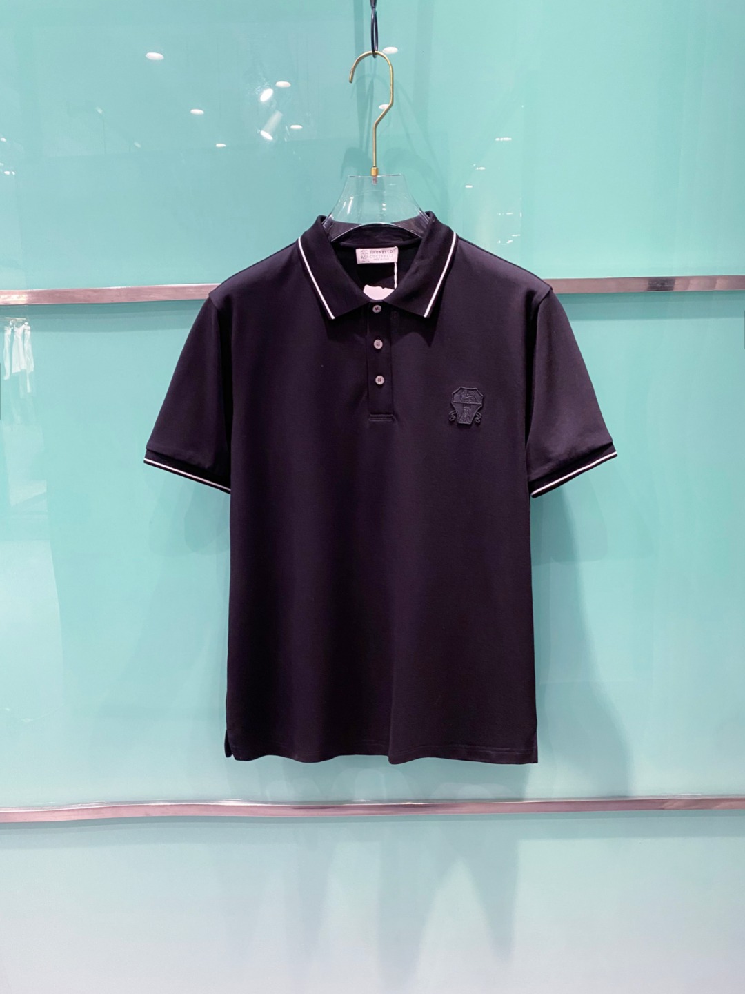 NO:486918,BC 2025ss summer new logo men's lapel Polo shirt!  Classic business men's style, high-end men's style at the ceiling level of business men's style!  Simple, fashionable and elegant, single-wearing inner wear is decent, quality control/detail control takes away, low-key, luxurious and connotative!  Customer-supplied fixed mesh flooring cotton cloth is carefully made, the surface of the fabric is evenly arranged and neatly arranged, with excellent breathability and heat dissipation and sweat resistance, and the comfort level of the upper body is completely better than that of ordinary single-sided sweat cloth tissue!  The classic brand LOGO logo on the chest is created with top-level craftsmanship. The LOGO has three-dimensional, clear and full texture, and is an extraordinary product in the classic field whether it is inner wear or single wear!  The exquisite cutting process, the processing of every detail is very standard and delicate, and it is comparable to that of ordinary LOW products on the market. Men must enter the basic versatile Polo shirts!  Size M-3XL Data reference M: bust 104cm-shoulder width 45cm-length 69cm-sleeve length 21cm L: bust 108cm-shoulder width 46cm-length 70cm-sleeve length 22cm XL: bust 112cm-shoulder width 47cm-length 71cm-sleeve length 23cm XXL: bust 116cm-shoulder width 48cm-sleeve length 72cm-sleeve length 24cm 3XL: bust 120cm-shoulder width 49cm-sleeve length 73cm-sleeve length 24cm, alexander wang19860909BC 2025ss夏季新款 logo男士翻领Polo衫！经典商务男款,高端男装的天花板级别的商务男款！简约时尚大气不失优雅,单穿内搭体面过人,品质控/细节控的闭眼带走,低调又奢华有内涵！ 客供定织网眼珠地棉布精心制成,面料表面排列均匀整齐的网眼纹理,透气性和散热排汗性极佳,上身舒适程度完全优于普通单面汗布组织！胸前经典的品牌LOGO标识,采用顶级工艺打造,LOGO立体清晰饱满,质感非凡的特质,无论是内搭还是单穿都是一款经典领域的产品！精妙绝伦的裁剪工艺,每一个细节处理的非常标准细腻,非市面一般LOW货可以媲美的,男士必入基础百搭款Polo衫推荐！ 尺码M-3XL 数据参考 M码:胸围104cm-肩宽45cm-衣长69cm-袖长21cm L码:胸围108cm-肩宽46cm-衣长70cm-袖长22cm XL码:胸围112cm-肩宽47cm-衣长71cm-袖长23cm XXL码:胸围116cm-肩宽48cm-衣长72cm-袖长24cm 3XL码:胸围120cm-肩宽49cm-衣长73cm-袖长24cm,,alexander wang,Men's clothing