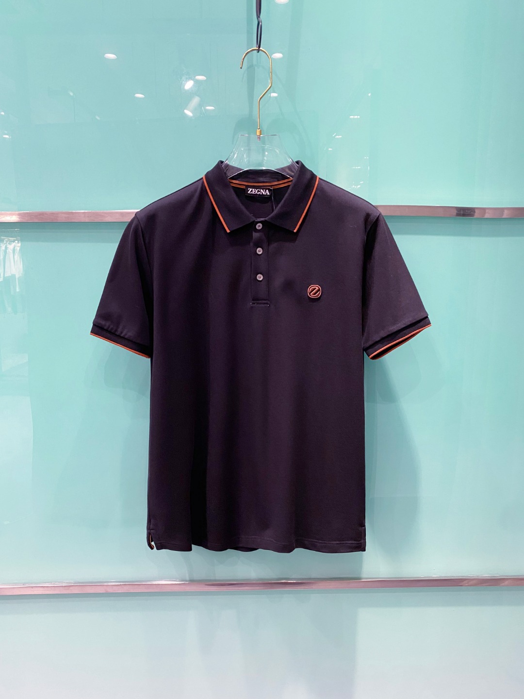 NO:486924,Zenia 2025ss summer new logo men's lapel Polo shirt!  Classic business men's style, high-end men's style at the ceiling level of business men's style!  Simple, fashionable and elegant, single-wearing inner wear is decent, quality control/detail control takes away, low-key, luxurious and connotative!  Customer-supplied fixed mesh flooring cotton cloth is carefully made, the surface of the fabric is evenly arranged and neatly arranged, with excellent breathability and heat dissipation and sweat resistance, and the comfort level of the upper body is completely better than that of ordinary single-sided sweat cloth tissue!  The classic brand LOGO logo on the chest is created with top-level craftsmanship. The LOGO has three-dimensional, clear and full texture, and is an extraordinary product in the classic field whether it is inner wear or single wear!  The exquisite cutting process, the processing of every detail is very standard and delicate, and it is comparable to that of ordinary LOW products on the market. Men must enter the basic versatile Polo shirts!  Size M-3XL Data reference M: bust 104cm-shoulder width 45cm-length 69cm-sleeve length 21cm L: bust 108cm-shoulder width 46cm-length 70cm-sleeve length 22cm XL: bust 112cm-shoulder width 47cm-length 71cm-sleeve length 23cm XXL: bust 116cm-shoulder width 48cm-sleeve length 72cm-sleeve length 24cm 3XL: bust 120cm-shoulder width 49cm-sleeve length 73cm-sleeve length 24cm, zegna, alexander wang19860909杰尼亚 2025ss夏季新款 logo男士翻领Polo衫！经典商务男款,高端男装的天花板级别的商务男款！简约时尚大气不失优雅,单穿内搭体面过人,品质控/细节控的闭眼带走,低调又奢华有内涵！ 客供定织网眼珠地棉布精心制成,面料表面排列均匀整齐的网眼纹理,透气性和散热排汗性极佳,上身舒适程度完全优于普通单面汗布组织！胸前经典的品牌LOGO标识,采用顶级工艺打造,LOGO立体清晰饱满,质感非凡的特质,无论是内搭还是单穿都是一款经典领域的产品！精妙绝伦的裁剪工艺,每一个细节处理的非常标准细腻,非市面一般LOW货可以媲美的,男士必入基础百搭款Polo衫推荐！ 尺码M-3XL 数据参考 M码:胸围104cm-肩宽45cm-衣长69cm-袖长21cm L码:胸围108cm-肩宽46cm-衣长70cm-袖长22cm XL码:胸围112cm-肩宽47cm-衣长71cm-袖长23cm XXL码:胸围116cm-肩宽48cm-衣长72cm-袖长24cm 3XL码:胸围120cm-肩宽49cm-衣长73cm-袖长24cm,,zegna,alexander wang,Men's clothing