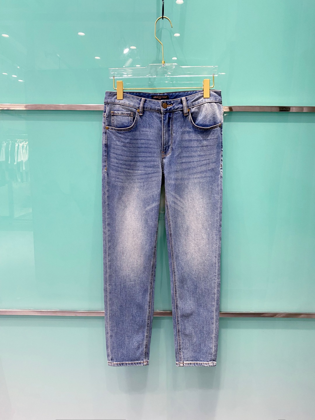 NO:485563,LV 2025 spring and summer new men's casual jeans, top quality!  Channel orders are sold simultaneously on the official website!  !  Original customized denim cotton material!  Suitable for casual/formal outfits ~ the best for daily commuting!  !  Size 29-38 (no 3537), louis vuitton, jeans, alexander wang19860909LV 2025春夏新款男士休闲牛仔裤,顶级品质！渠道订单,官网同步出售！！原厂订制牛仔全棉材质！适合休闲/正装各种搭配～日常通勤的极品！！尺码29-38（没3537）,,louis vuitton,jeans,alexander wang,Men's clothing