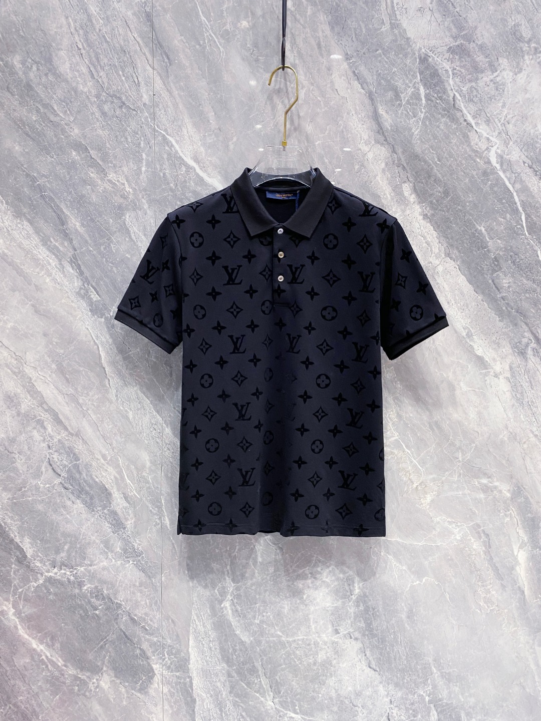 NO:773515,LV 2026ss new summer logo men’s lapel Polo shirt!  Classic business men's style, the ceiling-level business men's style of high-end men's clothing!  Simple and fashionable yet elegant, it looks great when worn alone, and quality control/details control can be taken away with your eyes closed. It is low-key, luxurious and connotative!  The custom-woven mesh pique cotton fabric supplied by the customer is carefully made. The mesh texture is evenly arranged on the surface of the fabric. It has excellent breathability and heat dissipation and perspiration. The upper body comfort is completely better than ordinary single-sided jersey tissue!  The classic brand LOGO on the chest is made with top-notch craftsmanship. The LOGO is three-dimensional, clear and full, and has extraordinary texture. Whether it is worn as an inner layer or worn alone, it is a classic product!  The exquisite tailoring process, every detail is handled very standard and delicately, which cannot be compared with other low-end products on the market. It is a must-have basic and versatile Polo shirt for men!  Size M-3XL data reference M size: bust 104cm-shoulder width 45cm-shirt length 69cm-sleeve length 21cm L size: bust 108cm-shoulder width 46cm-shirt length 70cm-sleeve length 22cm XL size: bust 112cm-shoulder width 47cm-shirt length 71cm-sleeve length 23cm  XXL code: Bust 116cm - Shoulder width 48cm - Clothes length 72cm - Sleeve length 24cm 3XL code: Bust 120cm - Shoulder width 49cm - Clothes length 73cm - Sleeve length 24cm,, louis vuitton,19860909LV 2026ss夏季新款 logo男士翻领Polo衫！经典商务男款,高端男装的天花板级别的商务男款！简约时尚大气不失优雅,单穿内搭体面过人,品质控/细节控的闭眼带走,低调又奢华有内涵！ 客供定织网眼珠地棉布精心制成,面料表面排列均匀整齐的网眼纹理,透气性和散热排汗性极佳,上身舒适程度完全优于普通单面汗布组织！胸前经典的品牌LOGO标识,采用顶级工艺打造,LOGO立体清晰饱满,质感非凡的特质,无论是内搭还是单穿都是一款经典领域的产品！精妙绝伦的裁剪工艺,每一个细节处理的非常标准细腻,非市面一般LOW货可以媲美的,男士必入基础百搭款Polo衫推荐！ 尺码M-3XL 数据参考 M码:胸围104cm-肩宽45cm-衣长69cm-袖长21cm L码:胸围108cm-肩宽46cm-衣长70cm-袖长22cm XL码:胸围112cm-肩宽47cm-衣长71cm-袖长23cm XXL码:胸围116cm-肩宽48cm-衣长72cm-袖长24cm 3XL码:胸围120cm-肩宽49cm-衣长73cm-袖长24cm,,louis vuitton,,Men's clothing