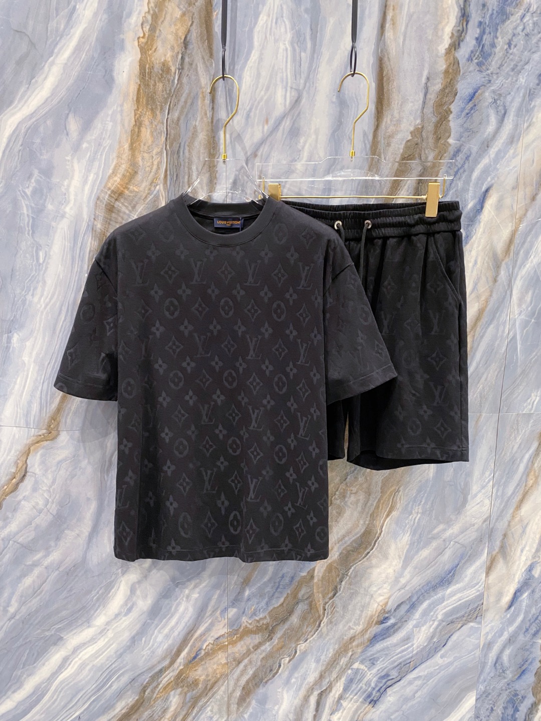 NO:505918,/Set LV 25/ss Spring and Summer New Cotton Set Perfect Jacquard Logo Top Hardware + Top Fabric Customization (One Set Not Disassembled) Standard Style Black White Two Colors Men and Women Same Model Number M L XL XXL XXXL,,louis vuitton,alexander wang19860909/套 LV 25/ss春夏新款棉质套装 完美提花标识 顶级五金+顶级面料定制（一套不拆） 标准版型 黑 白 两色 男女同款 码数M L XL XXL XXXL,,louis vuitton,alexander wang,Men's clothing