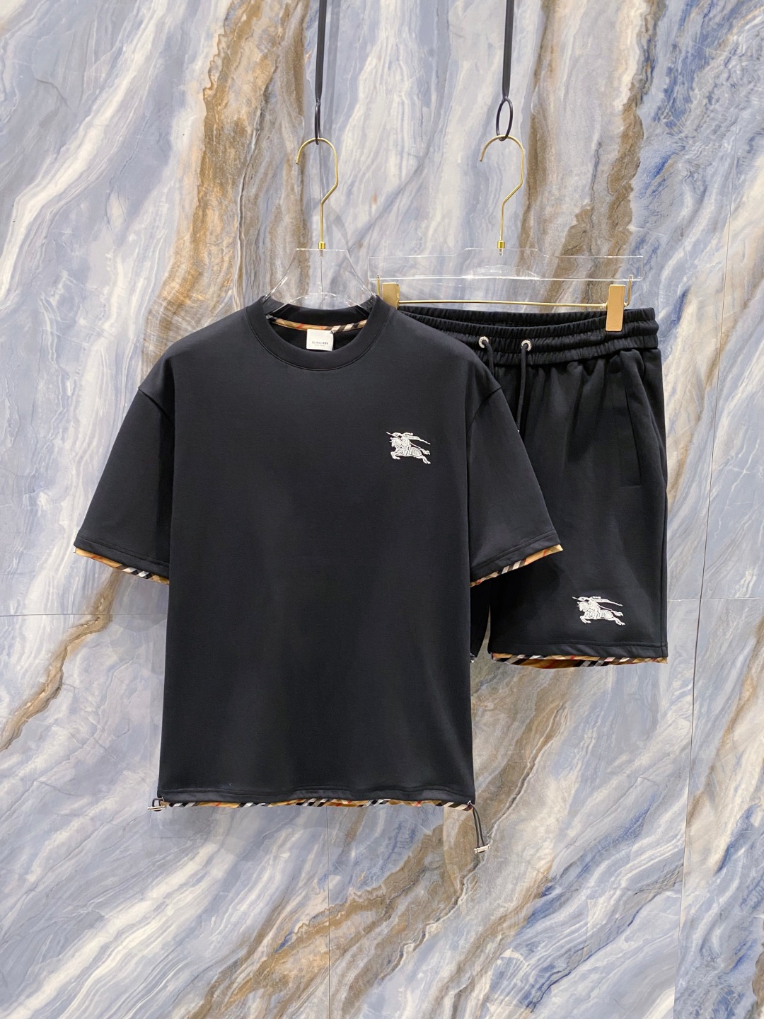 NO:505923,Burberry's latest spring and summer 2025 model, same style for men and women, classic design short-sleeved T-shirt shorts suit, customized pure cotton fabric, soft touch, comfortable to wear, fine workmanship. The upper body effect is invincible and handsome, size M-3XL, burberry, shorts, T-shirt, tees, t-shirt, alexander wang19860909巴宝莉 2025春夏最新款,男女同款,经典设计短袖T恤短裤套装,定制纯棉面料,手感柔软,穿着舒适,做工精细.上身效果无敌帅气,码数M-3XL,,burberry,shorts,T-shirt,tees，t-shirt,alexander wang,Men's clothing