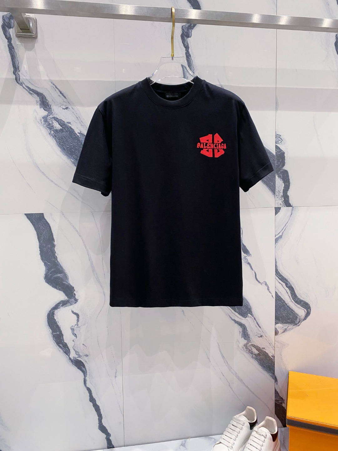 NO:482056,Balenciaga 2025 summer clothing new short-sleeved T-shirt for men and women,!  Customized exclusive pure cotton fabric, customized original craft threads, and chest heavy-work letter logo craft design!  Simple and generous, calm and versatile, extremely high-end, perfectly integrated with fashion and style, a top fashionable style that perfectly suits the outside wear!  The overall feeling is natural!  The ultimate classic versatile short-sleeved T-shirt is designed with the latest three-dimensional letter logo pattern elements!  The ultimate perfection of heavy industry!  Fans who pursue high quality are please buy them by themselves, and all fans who know the goods are invited to appreciate this model together!  !  Size S-2XL S S S Shoulder Width 46 Bust 102 Clothes 66 Sleeve length 22 M Sleeve width 47 Bust 106 Clothes 67 Sleeve length 23 L Sleeve width 48 Bust 110 Clothes 68 Sleeve length 24 XL Sleeve width 49 Bust 114 Clothes 69 Sleeve length 25 2XL Sleeve width 50 Bust 116 Clothes 70 Sleeve length 26,,balenciaga,T-shirt,tees,t-shirt,alexander wang19860909巴黎世家 2025夏装新款男女同款短袖T恤,！定制专属纯棉面料,定制原版工艺螺纹,胸前重工字母logo工艺设计！简约大方,从容百搭,档次极高,完美融入时尚还有风情感一款完美符合外穿的顶尖时髦气质款！整体给人浑然天成的感觉！极致经典的百搭型短袖T恤,采用最新的立体字母logo图案元素设计！极致的重工极致的完美！追求高品质的粉丝们请自行抢购,诚邀所有识货的粉丝一同鉴赏此款！！ 尺码S-2XL S码肩宽46 胸围102 衣长66 袖长22 M码肩宽47 胸围106 衣长67 袖长23 L码肩宽48 胸围110 衣长68 袖长24 XL码肩宽49 胸围114 衣长69 袖长25 2XL码肩宽50 胸围116 衣长70 袖长26,,balenciaga,T-shirt,tees，t-shirt,alexander wang,Men's clothing