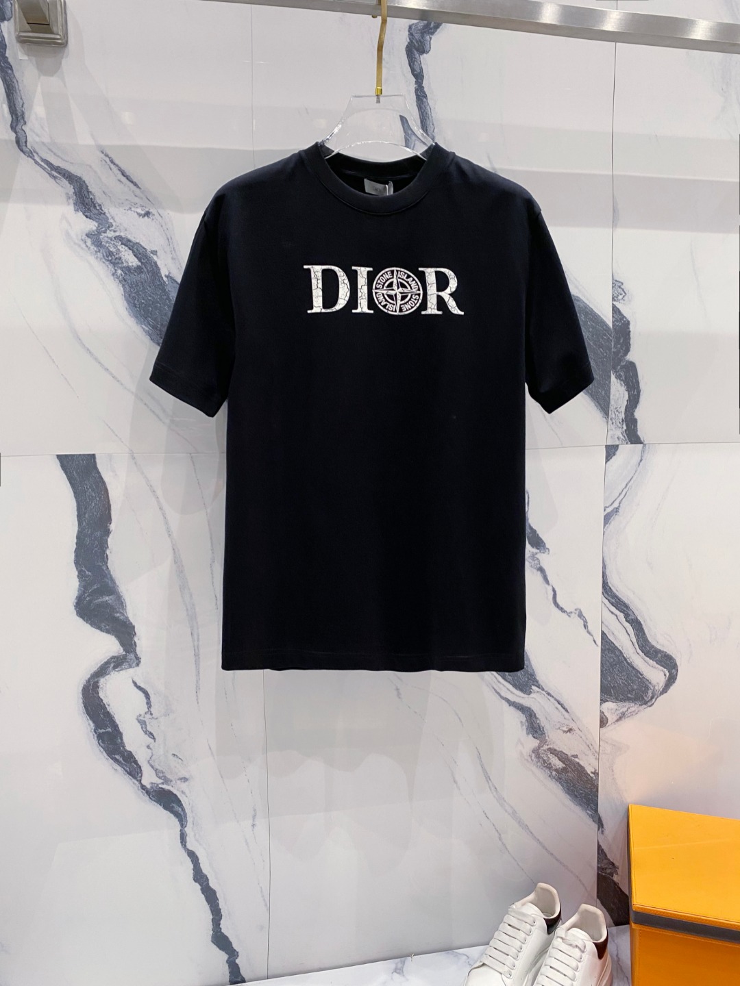 NO:451543,Dior 2025 summer clothing new short-sleeved T-shirt for men and women,!  Customized exclusive pure cotton fabric, customized original craft threads, and chest heavy-work letter logo craft design!  Simple and generous, calm and versatile, extremely high-end, perfectly integrated with fashion and style, a top fashionable style that perfectly suits the outside wear!  The overall feeling is natural!  The ultimate classic versatile short-sleeved T-shirt is designed with the latest three-dimensional letter logo pattern elements!  The ultimate perfection of heavy industry!  Fans who pursue high quality are please buy them by themselves, and all fans who know the goods are invited to appreciate this model together!  !  Size S-2XL S S S Shoulder Width 46 Bust 102 Clothes 66 Sleeve length 22 M Sleeve width 47 Bust 106 Clothes 67 Sleeve length 23 L Sleeve width 48 Bust 110 Clothes 68 Sleeve length 24 XL Sleeve width 49 Bust 114 Clothes 69 Sleeve length 25 2XL Sleeve width 50 Bust 116 Clothes 70 Sleeve length 26,,dior,T-shirt,tees,t-shirt,alexander wang19860909迪奥 2025夏装新款男女同款短袖T恤,！定制专属纯棉面料,定制原版工艺螺纹,胸前重工字母logo工艺设计！简约大方,从容百搭,档次极高,完美融入时尚还有风情感一款完美符合外穿的顶尖时髦气质款！整体给人浑然天成的感觉！极致经典的百搭型短袖T恤,采用最新的立体字母logo图案元素设计！极致的重工极致的完美！追求高品质的粉丝们请自行抢购,诚邀所有识货的粉丝一同鉴赏此款！！ 尺码S-2XL S码肩宽46 胸围102 衣长66 袖长22 M码肩宽47 胸围106 衣长67 袖长23 L码肩宽48 胸围110 衣长68 袖长24 XL码肩宽49 胸围114 衣长69 袖长25 2XL码肩宽50 胸围116 衣长70 袖长26,,dior,T-shirt,tees，t-shirt,alexander wang,Men's clothing
