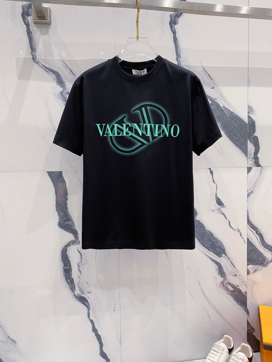 NO:482060,Valentino 2025 summer clothing new short-sleeved T-shirt for men and women,!  Customized exclusive pure cotton fabric, customized original craft threads, and chest heavy-work letter logo craft design!  Simple and generous, calm and versatile, extremely high-end, perfectly integrated with fashion and style, a top fashionable style that perfectly suits the outside wear!  The overall feeling is natural!  The ultimate classic versatile short-sleeved T-shirt is designed with the latest three-dimensional letter logo pattern elements!  The ultimate perfection of heavy industry!  Fans who pursue high quality are please buy them by themselves, and all fans who know the goods are invited to appreciate this model together!  !  Size S-2XL S S S Shoulder Width 46 Bust 102 Clothes 66 Sleeve length 22 M Sleeve width 47 Bust 106 Clothes 67 Sleeve length 23 L Sleeve width 48 Bust 110 Clothes 68 Sleeve length 24 XL Sleeve width 49 Bust 114 Clothes 69 Sleeve length 25 2XL Sleeve width 50 Bust 116 Clothes 70 Sleeve length 26, valentino, T-shirt,tees, t-shirt,alexander wang19860909华伦天奴 2025夏装新款男女同款短袖T恤,！定制专属纯棉面料,定制原版工艺螺纹,胸前重工字母logo工艺设计！简约大方,从容百搭,档次极高,完美融入时尚还有风情感一款完美符合外穿的顶尖时髦气质款！整体给人浑然天成的感觉！极致经典的百搭型短袖T恤,采用最新的立体字母logo图案元素设计！极致的重工极致的完美！追求高品质的粉丝们请自行抢购,诚邀所有识货的粉丝一同鉴赏此款！！ 尺码S-2XL S码肩宽46 胸围102 衣长66 袖长22 M码肩宽47 胸围106 衣长67 袖长23 L码肩宽48 胸围110 衣长68 袖长24 XL码肩宽49 胸围114 衣长69 袖长25 2XL码肩宽50 胸围116 衣长70 袖长26,,valentino,T-shirt,tees，t-shirt,alexander wang,Men's clothing