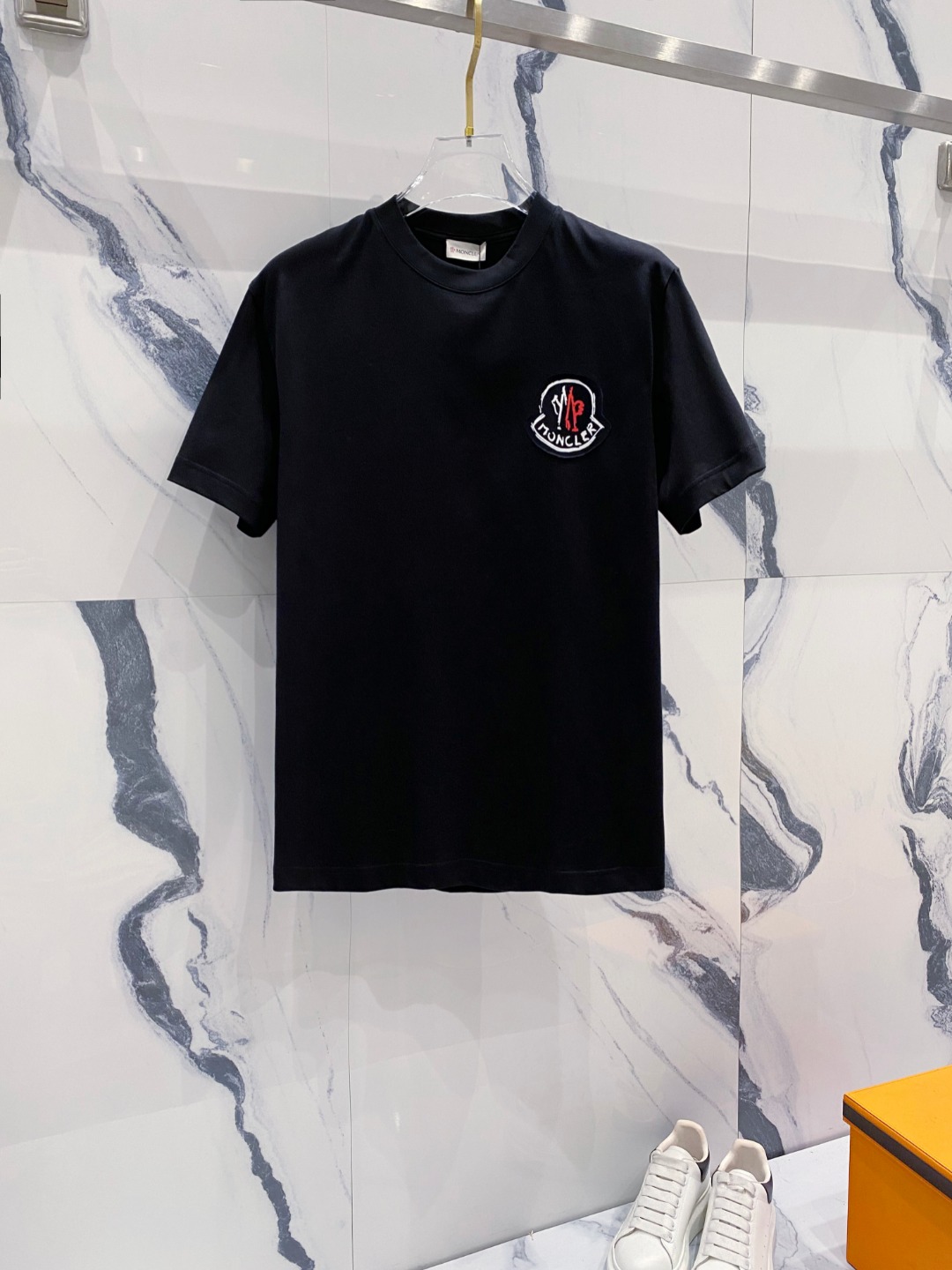 NO:482064,The 2025 summer clothes new short-sleeved T-shirt for men and women,!  Customized exclusive pure cotton fabric, customized original craft threads, and chest heavy-work letter logo craft design!  Simple and generous, calm and versatile, extremely high-end, perfectly integrated with fashion and style, a top fashionable style that perfectly suits the outside wear!  The overall feeling is natural!  The ultimate classic versatile short-sleeved T-shirt is designed with the latest three-dimensional letter logo pattern elements!  The ultimate perfection of heavy industry!  Fans who pursue high quality are please buy them by themselves, and all fans who know the goods are invited to appreciate this model together!  !  Size S-2XL S S S Shoulder Width 46 Bust 102 Clothes 66 Sleeve length 22 M Sleeve width 47 Bust 106 Clothes 67 Sleeve length 23 L Sleeve width 48 Bust 110 Clothes 68 Sleeve length 24 XL Sleeve width 49 Bust 114 Clothes 69 Sleeve length 25 2XL Sleeve width 50 Bust 116 Clothes 70 Sleeve length 26, Moncler, T-shirt,tees, t-shirt,alexander wang19860909蒙口 2025夏装新款男女同款短袖T恤,！定制专属纯棉面料,定制原版工艺螺纹,胸前重工字母logo工艺设计！简约大方,从容百搭,档次极高,完美融入时尚还有风情感一款完美符合外穿的顶尖时髦气质款！整体给人浑然天成的感觉！极致经典的百搭型短袖T恤,采用最新的立体字母logo图案元素设计！极致的重工极致的完美！追求高品质的粉丝们请自行抢购,诚邀所有识货的粉丝一同鉴赏此款！！ 尺码S-2XL S码肩宽46 胸围102 衣长66 袖长22 M码肩宽47 胸围106 衣长67 袖长23 L码肩宽48 胸围110 衣长68 袖长24 XL码肩宽49 胸围114 衣长69 袖长25 2XL码肩宽50 胸围116 衣长70 袖长26,,Moncler,T-shirt,tees，t-shirt,alexander wang,Men's clothing